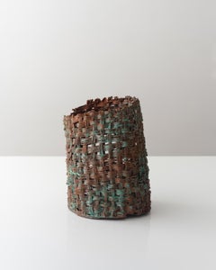 Vaso astratto contemporaneo in filo di rame patinato di Kim Mesches
