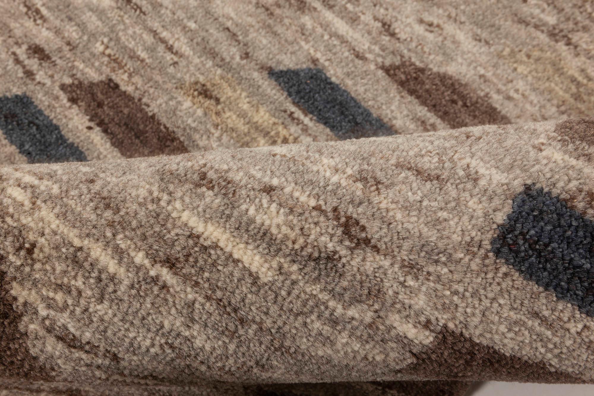Tappeto contemporaneo in lana dal design astratto realizzato a mano da Doris Leslie Blau.
Dimensioni: 13'0