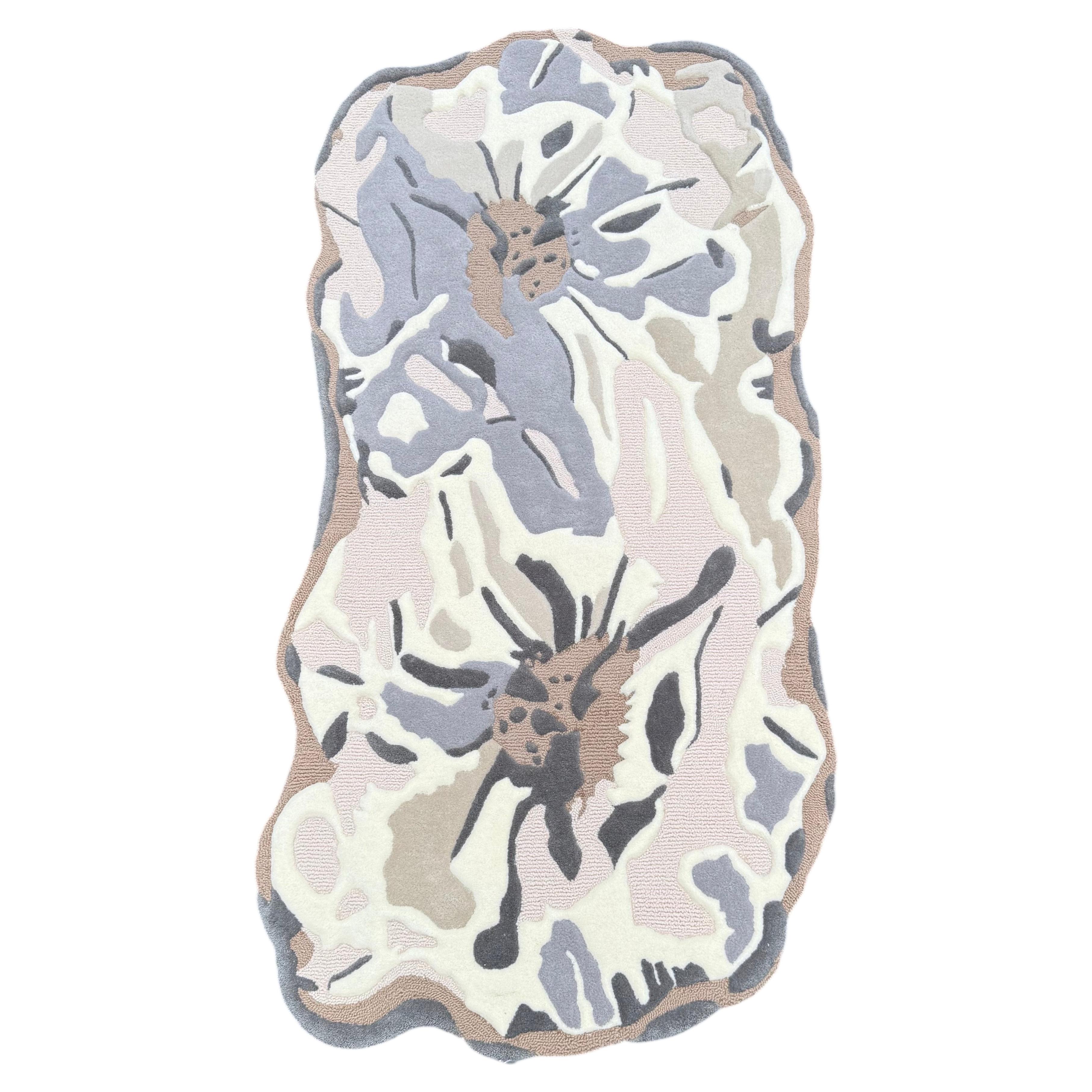 Tappeto contemporaneo con fiori astratti trapuntati a mano in tonalità neutre e organiche.