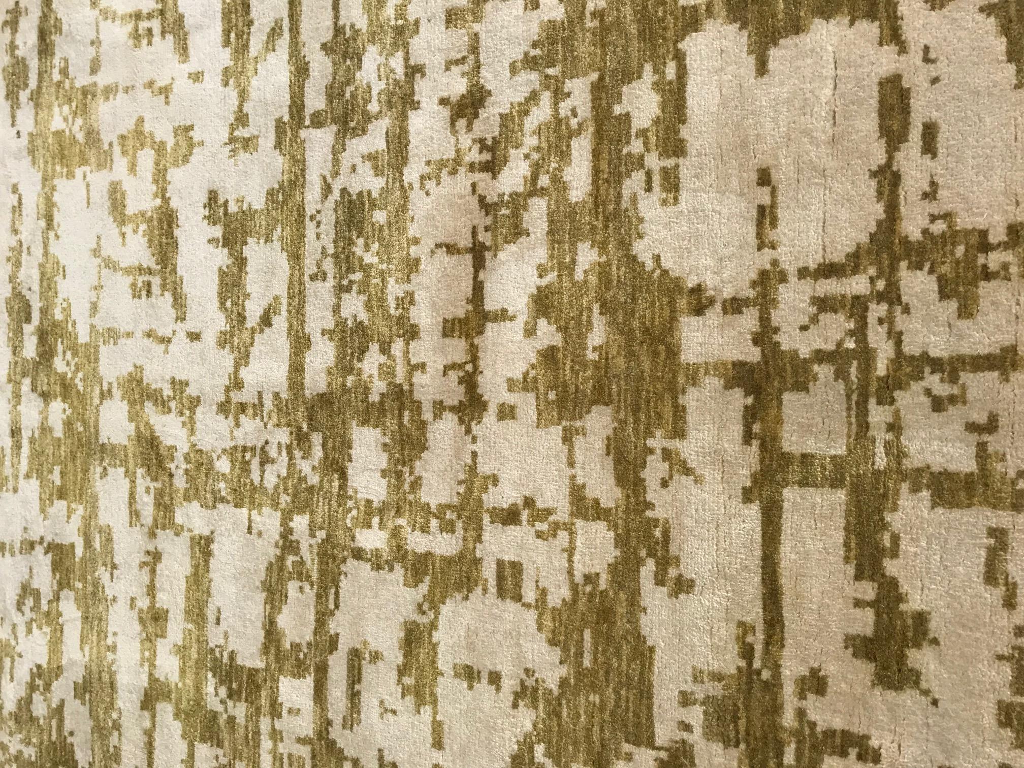 Elemento astratto contemporaneo di colore verde in seta annodata a mano di Doris Leslie Greene
Dimensioni: 5'10