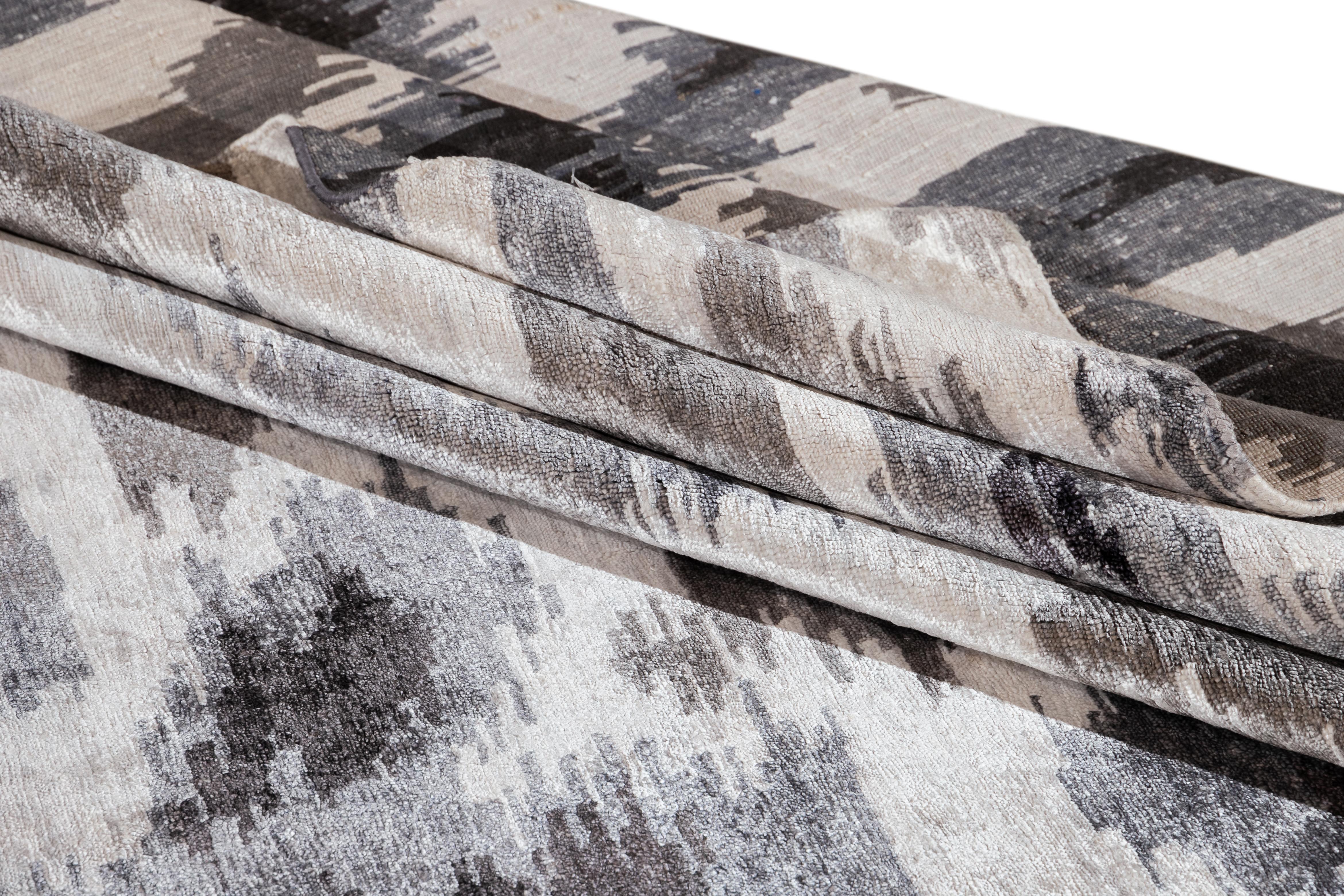 Zeitgenössischer abstrakter grauer und weißer Seidenteppich (Indisch) im Angebot