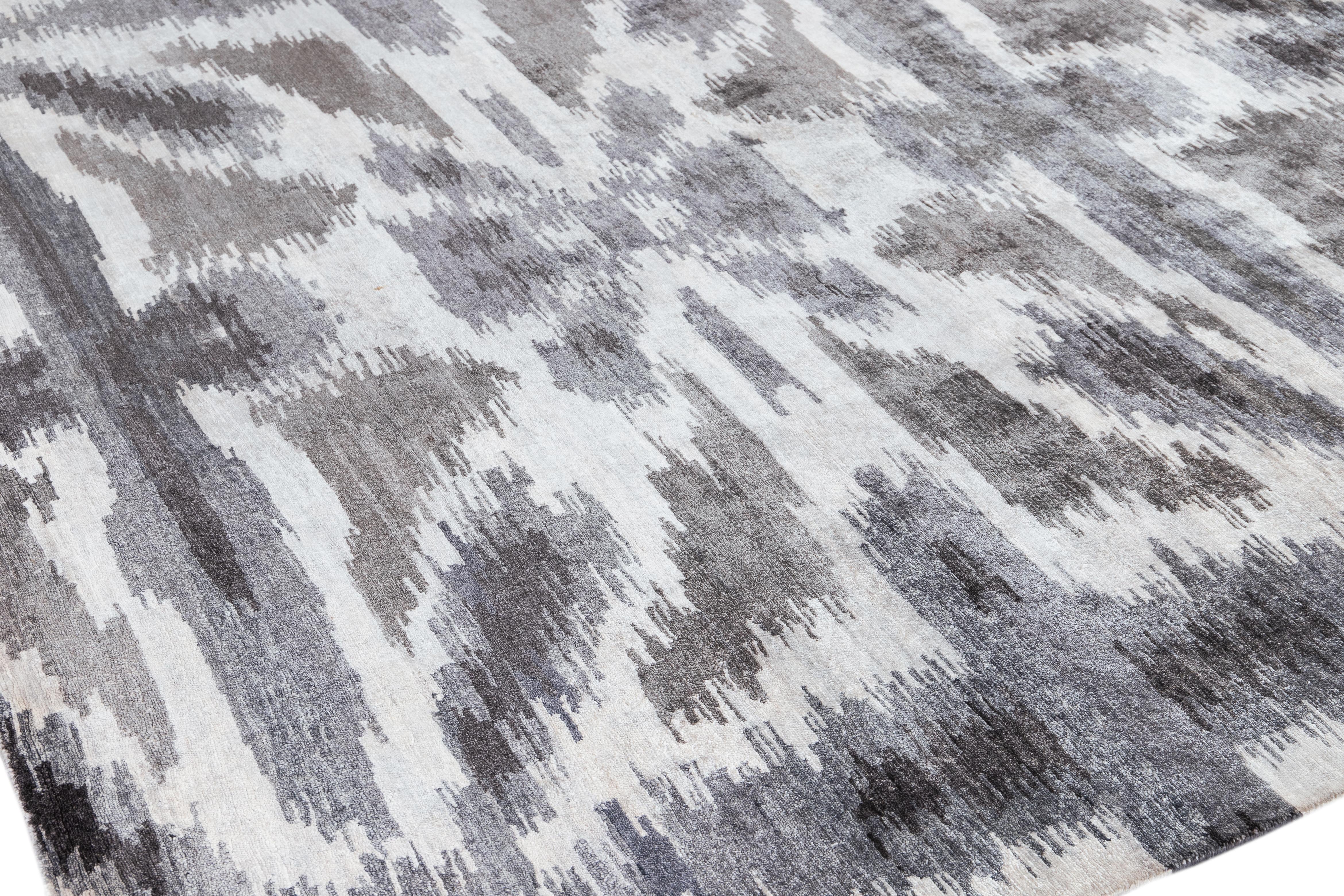 Zeitgenössischer abstrakter grauer und weißer Seidenteppich im Angebot 2