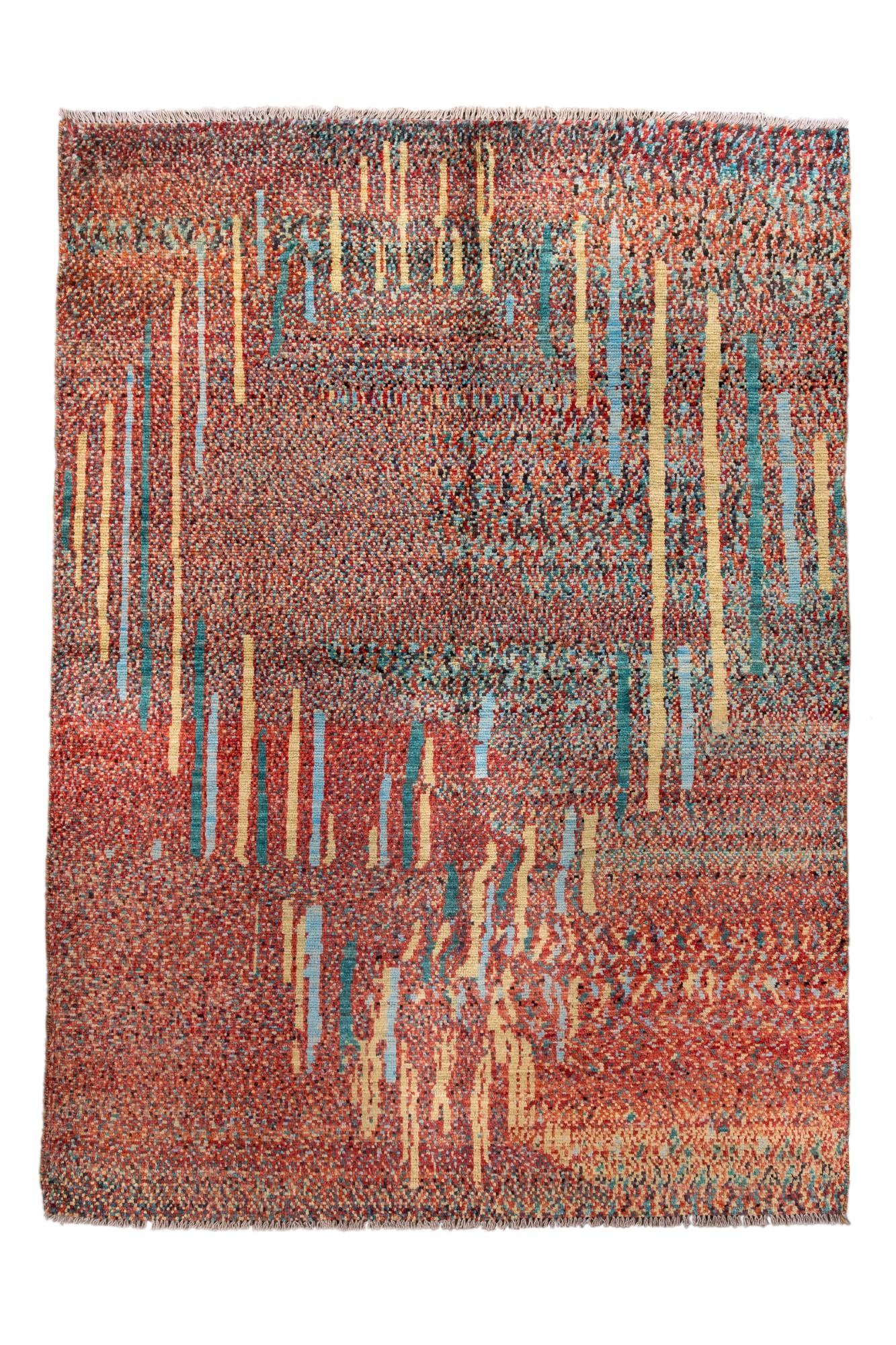 Questo tappeto astratto contemporaneo presenta una composizione dinamica di forme verticali a cascata e una texture puntinista nei toni del rosso, del verde acqua, dell'oro e dell'arancione. Il design crea un senso di movimento e profondità,