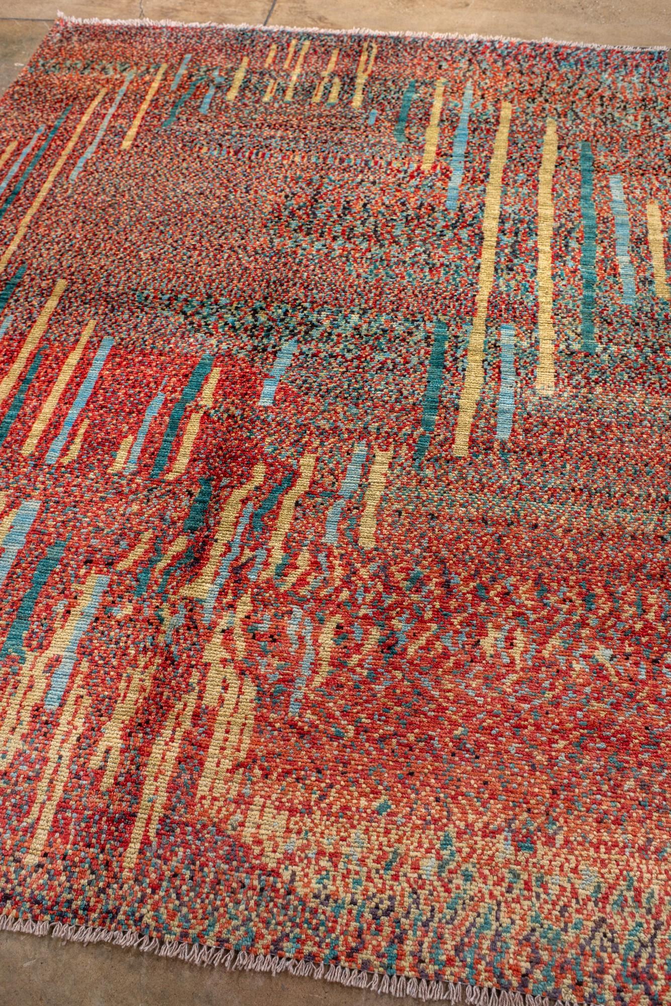 Indiano Tappeto astratto contemporaneo annodato a mano in una tavolozza multicolore in vendita