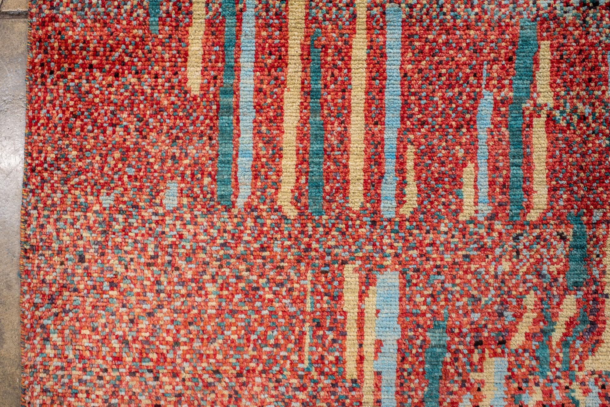 Tappeto astratto contemporaneo annodato a mano in una tavolozza multicolore In condizioni Nuovo in vendita a New York, NY