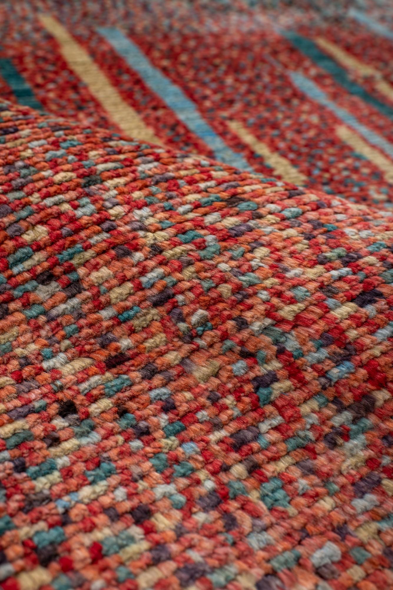 Lana Tappeto astratto contemporaneo annodato a mano in una tavolozza multicolore in vendita