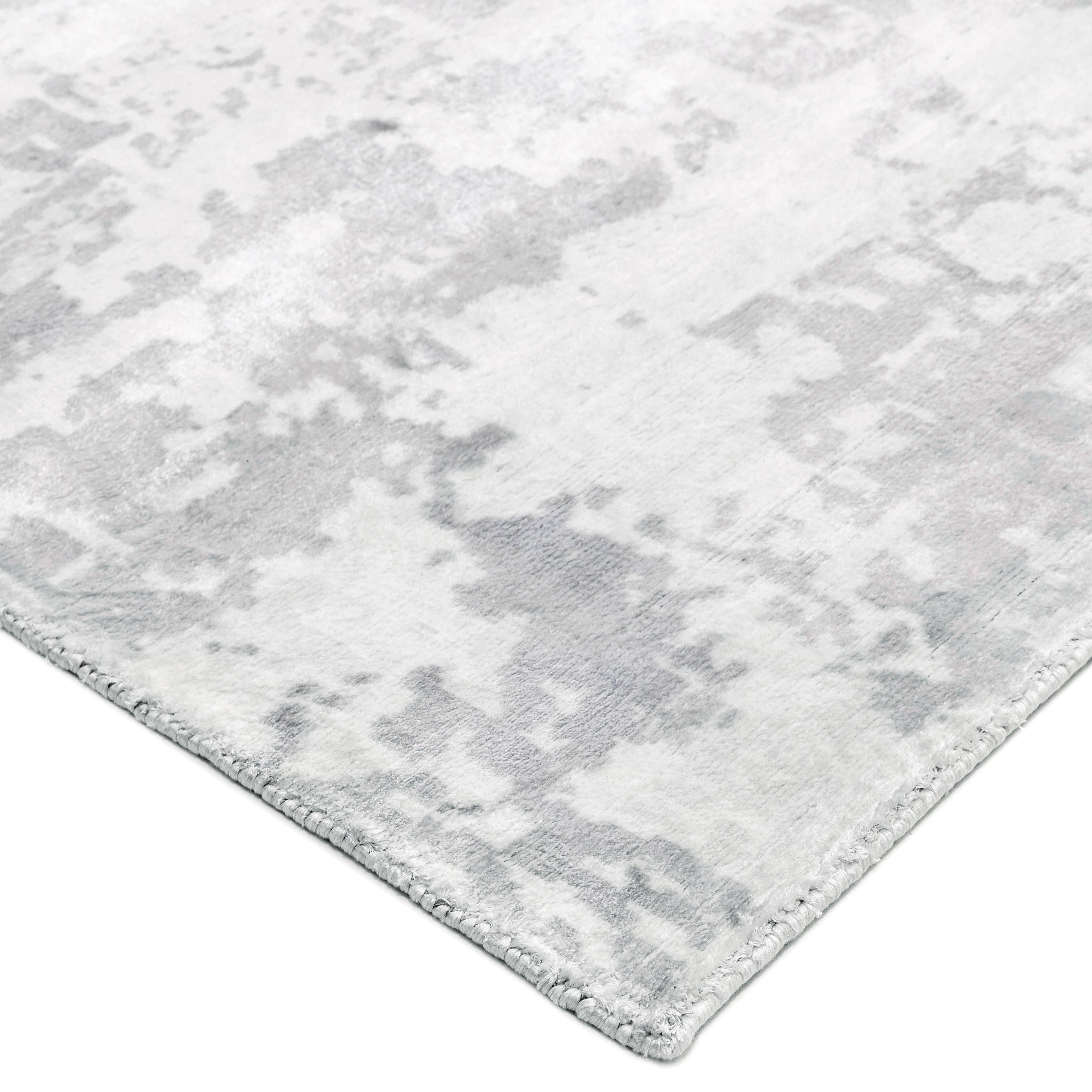 Mit ihren Freiform-Motiven und ihrem raffinierten Farbspiel verleihen die Teppiche der Abstract Collection einem Raum einen frischen, dynamischen Geist. Dank der Kunsthandwerker, die sie in Handarbeit aus den besten Fasern und nach den seit