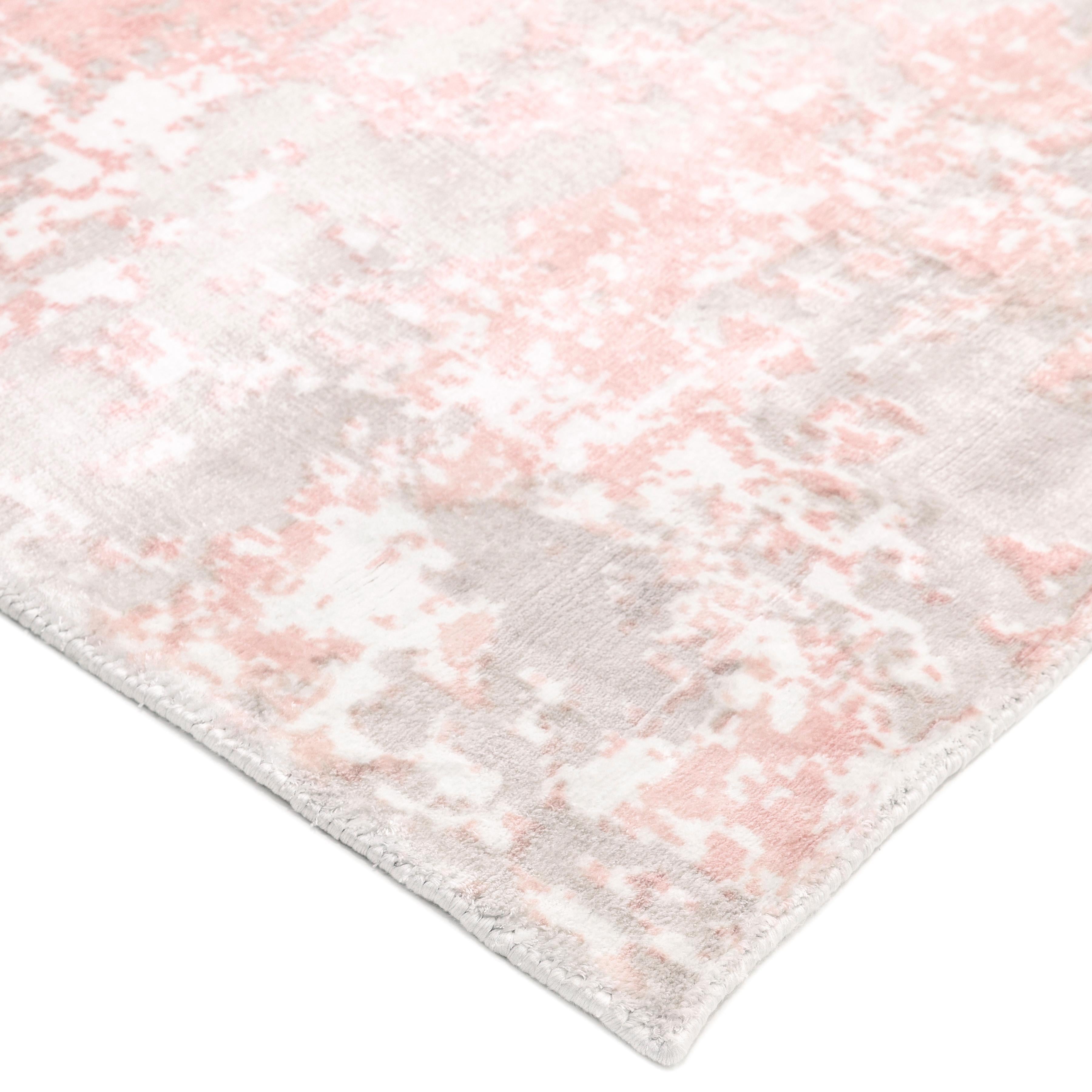 Con i loro motivi liberi e i sofisticati giochi di colore, i tappeti della collezione Abstract conferiscono agli ambienti uno spirito fresco e dinamico. Inoltre, portano con sé un imprimatur di lusso senza tempo, grazie agli artigiani che li