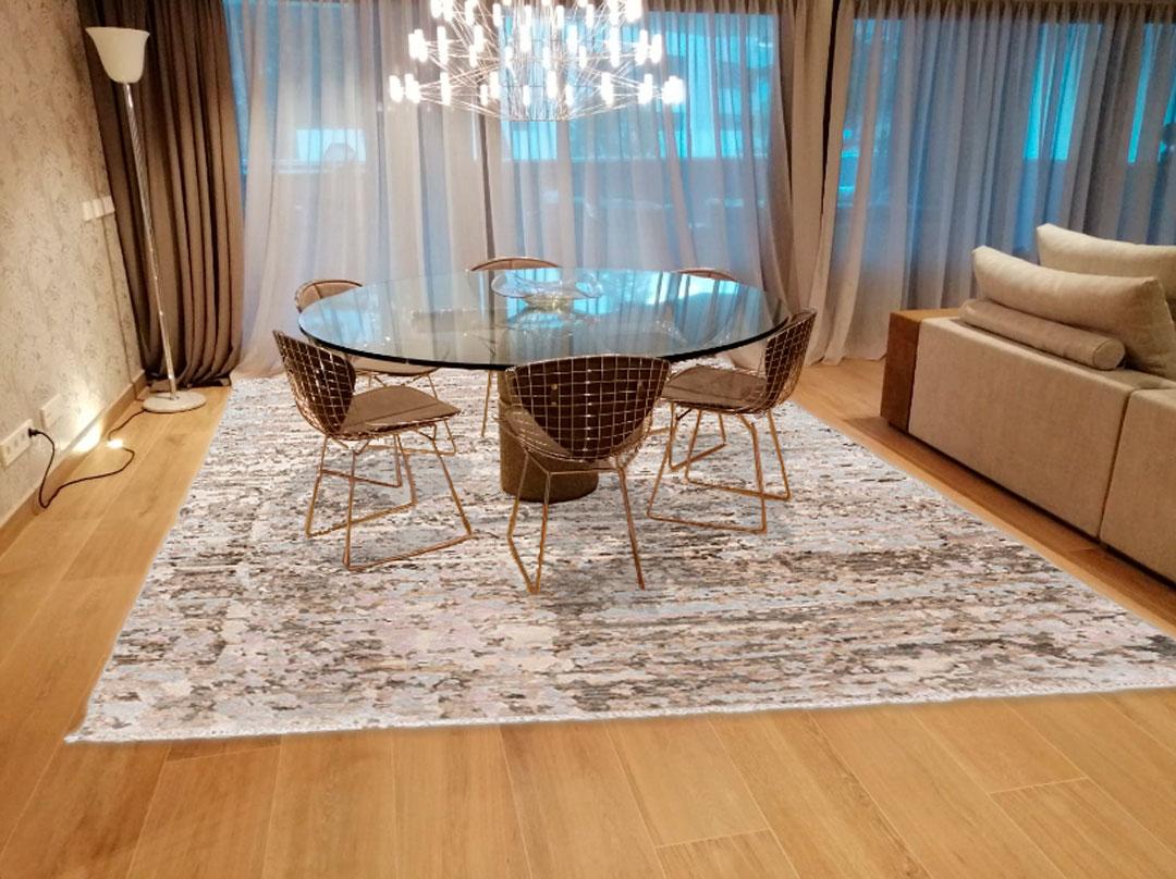 Contemporary rug belonging to the abstract collection.
- Elaborated by hand in 100% silk and wool.
- Its tonalities are not uniform with what this type of rugs are very functional when it comes to decorating with other fabrics.
- Its texture is