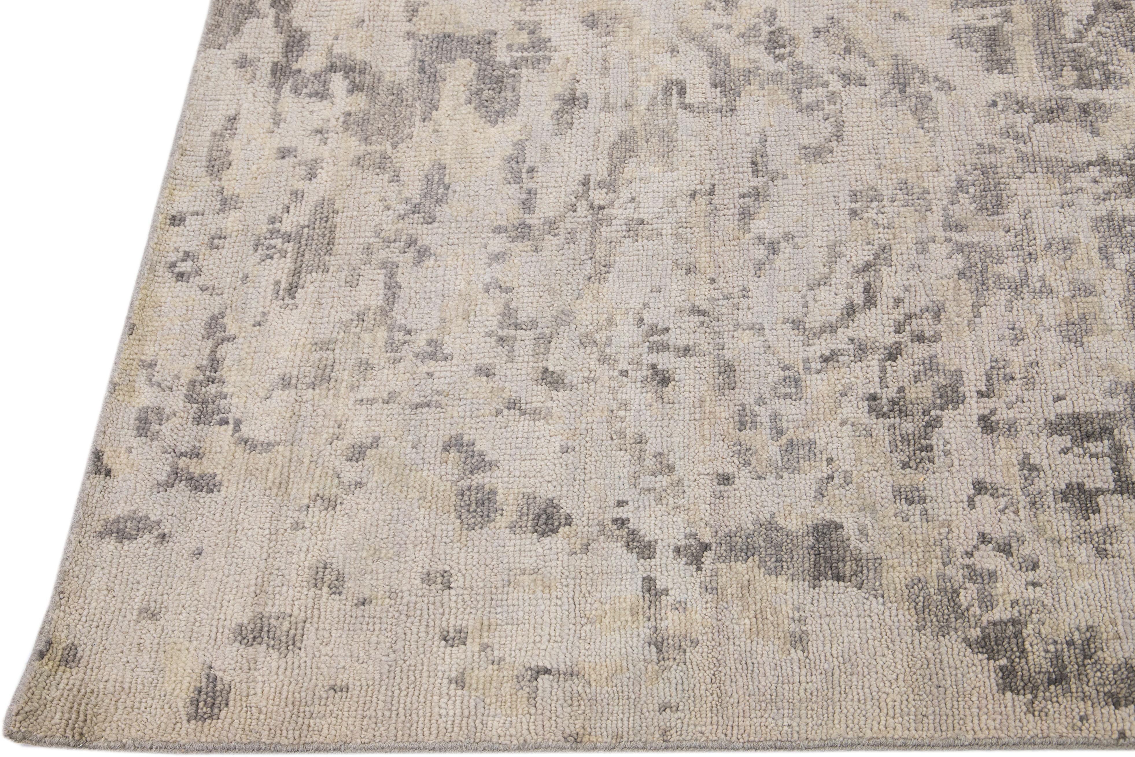 Zeitgenössischer abstrakter handgefertigter grau-beigefarbener Wollteppich (Indisch) im Angebot