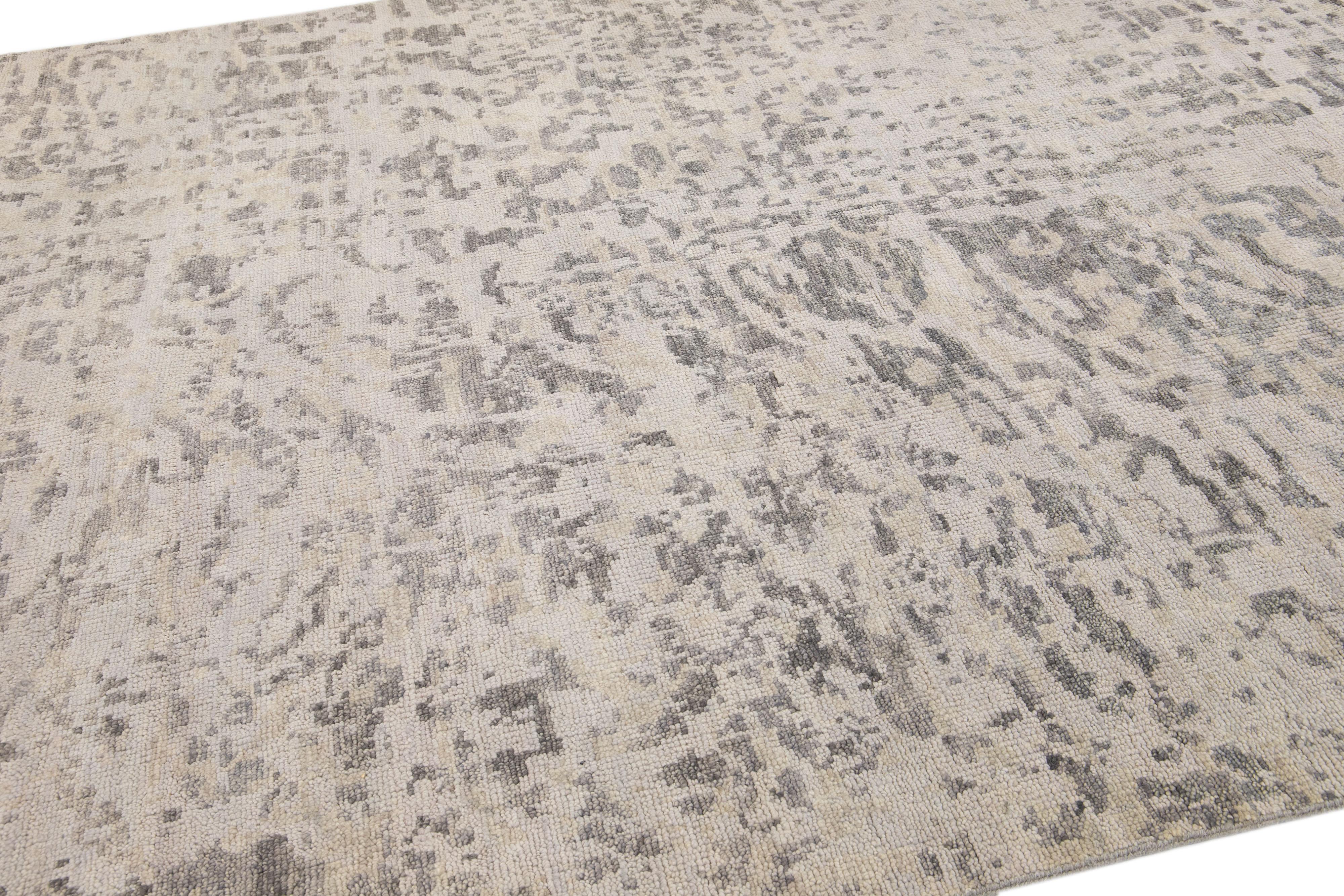 Contemporary Abstract Handmade Gray & Beige Wool Rug In New Condition For Sale In Norwalk, CT