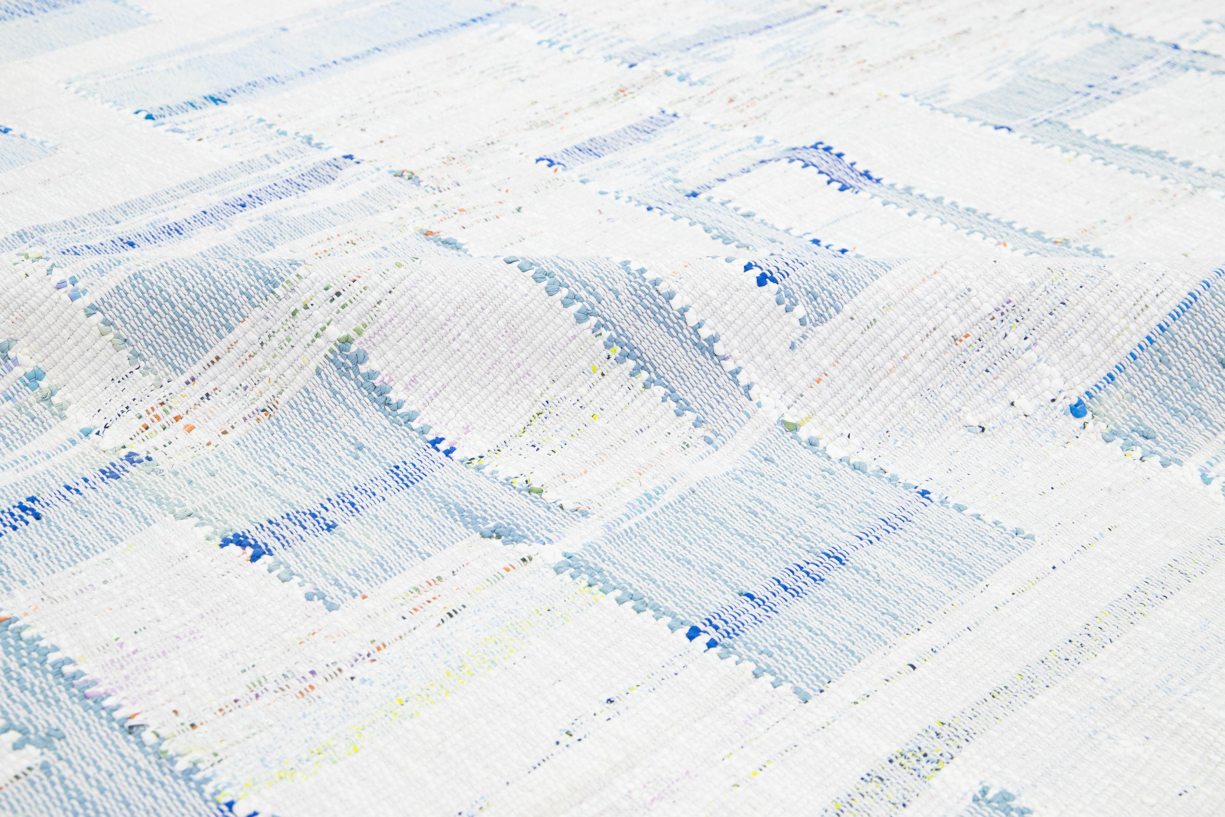 Contemporary Abstract kilim Flatweave Wool rug In Ivory and Blue (Türkisch) im Angebot