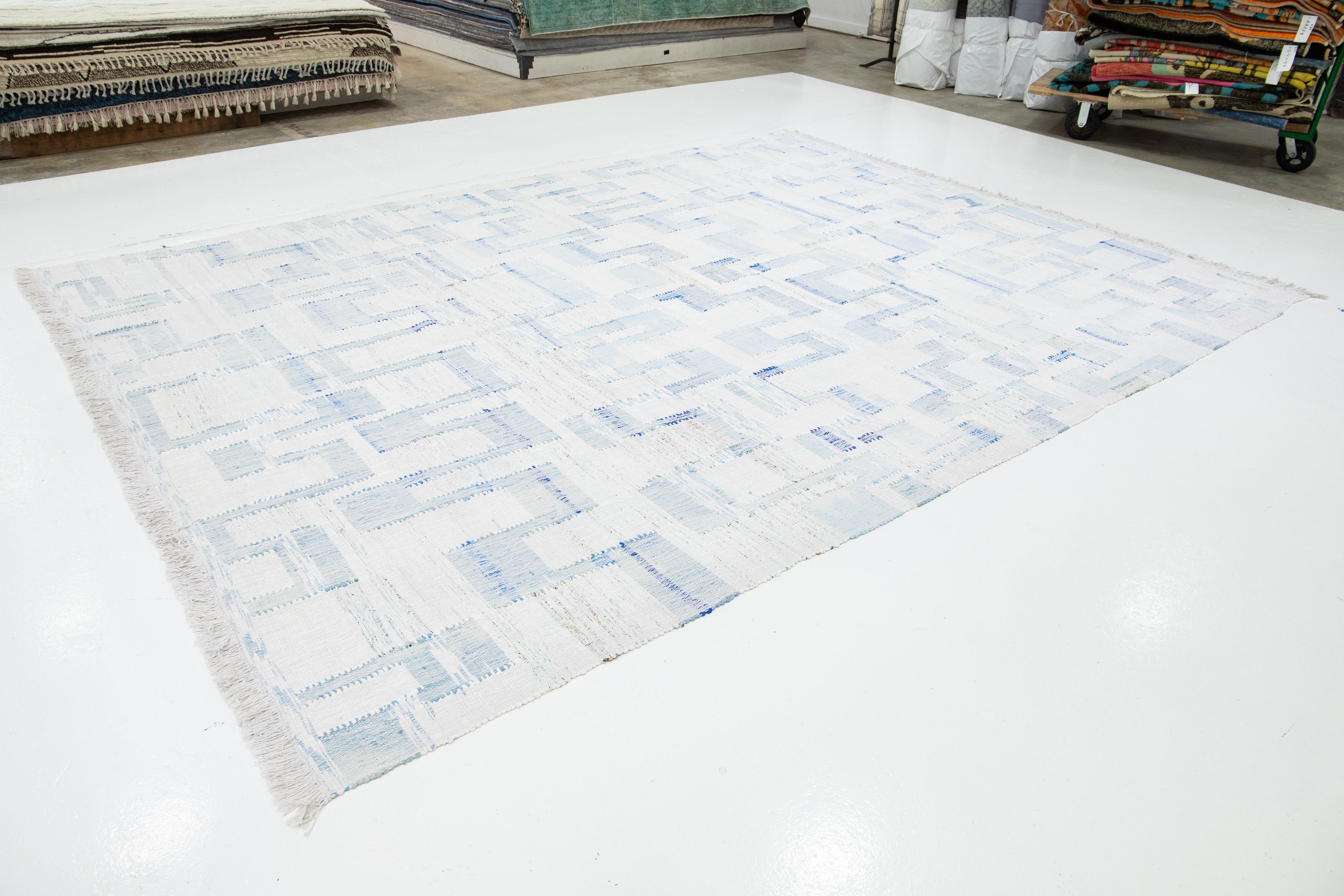Contemporary Abstract kilim Flatweave Wool rug In Ivory and Blue (Handgeknüpft) im Angebot