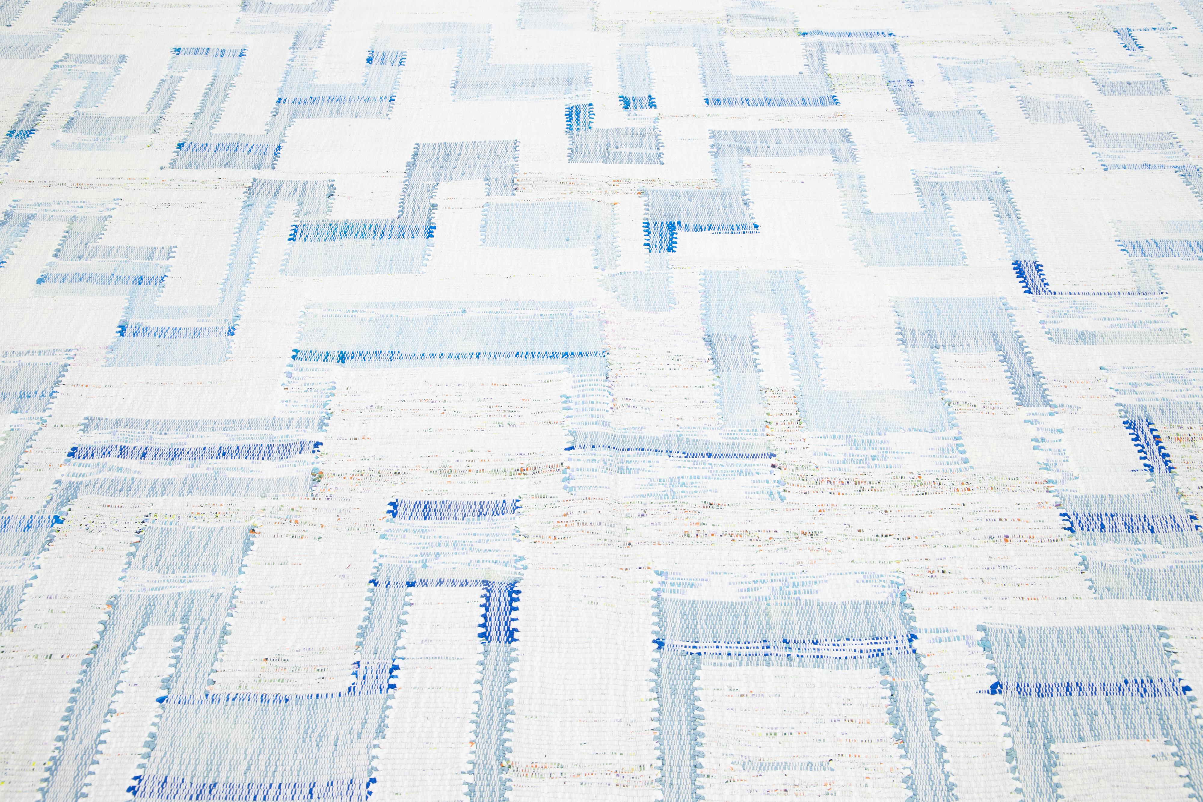 Contemporary Abstract kilim Flatweave Wool rug In Ivory and Blue (21. Jahrhundert und zeitgenössisch) im Angebot