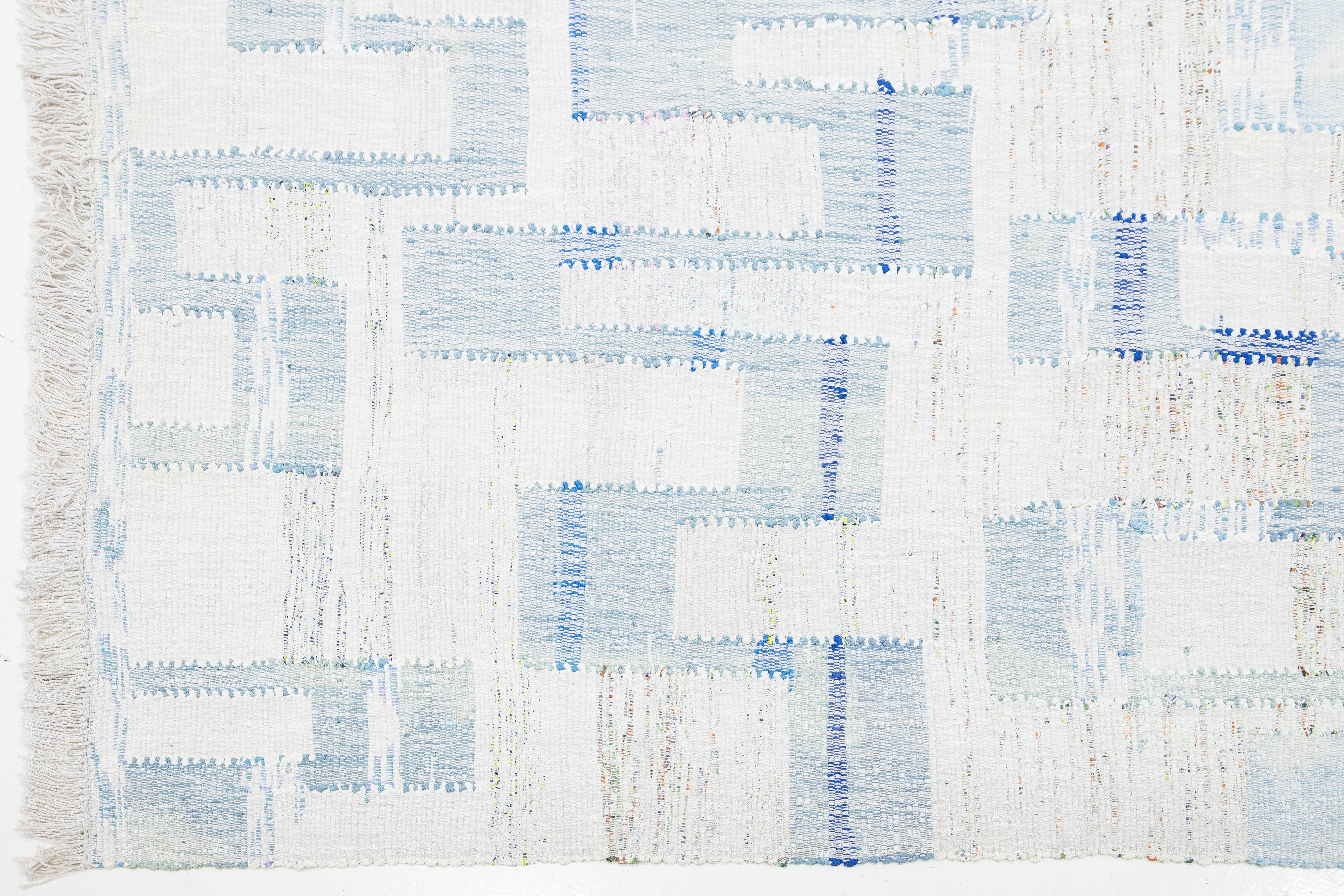 Contemporary Abstract kilim Flatweave Wool rug In Ivory and Blue (Wolle) im Angebot