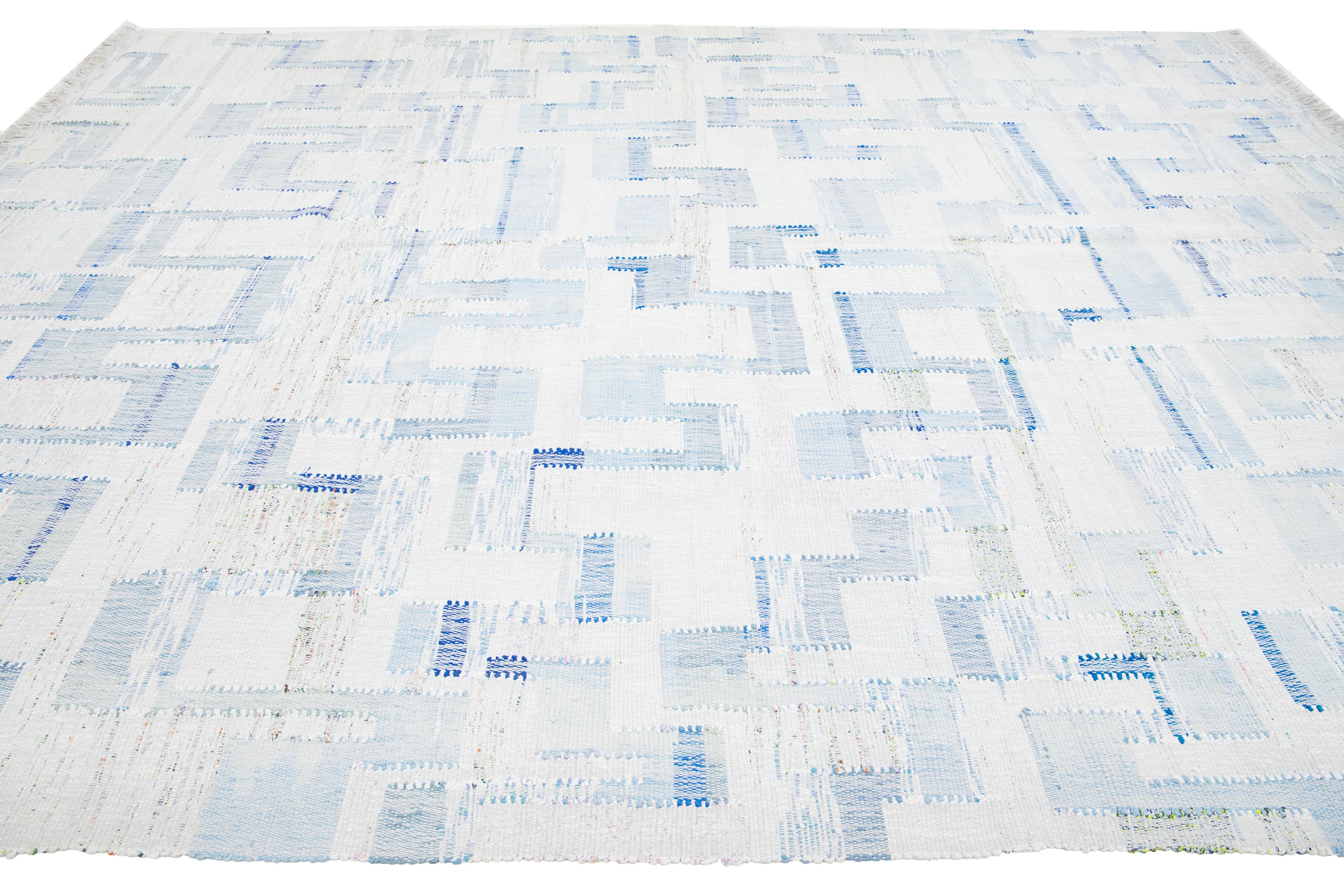 Contemporary Abstract kilim Flatweave Wool rug In Ivory and Blue im Angebot 1