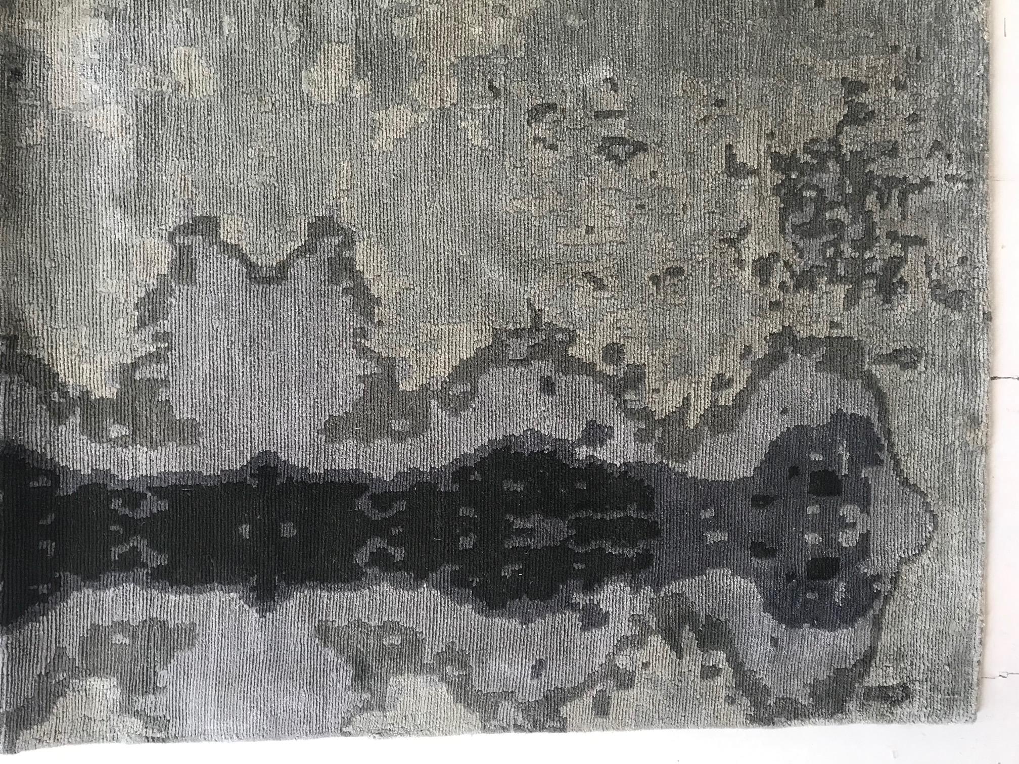 Zeitgenössischer abstrakter Kusafiri Eskayel natürlicher Seidenteppich von Doris Leslie Blau (21. Jahrhundert und zeitgenössisch) im Angebot