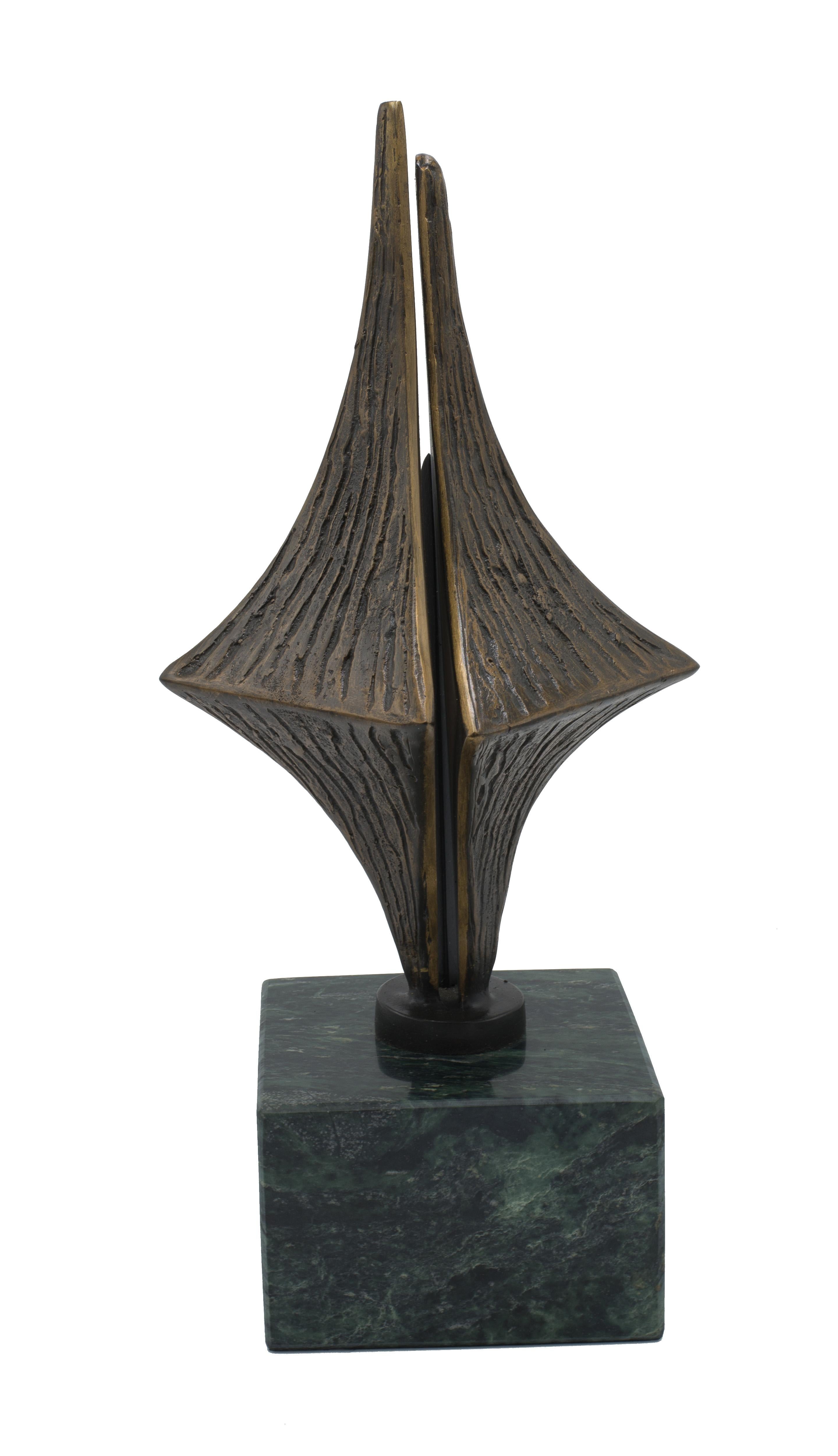 Scultura astratta contemporanea in metallo con forme di diamante intrecciate su una base cubica in marmo verde