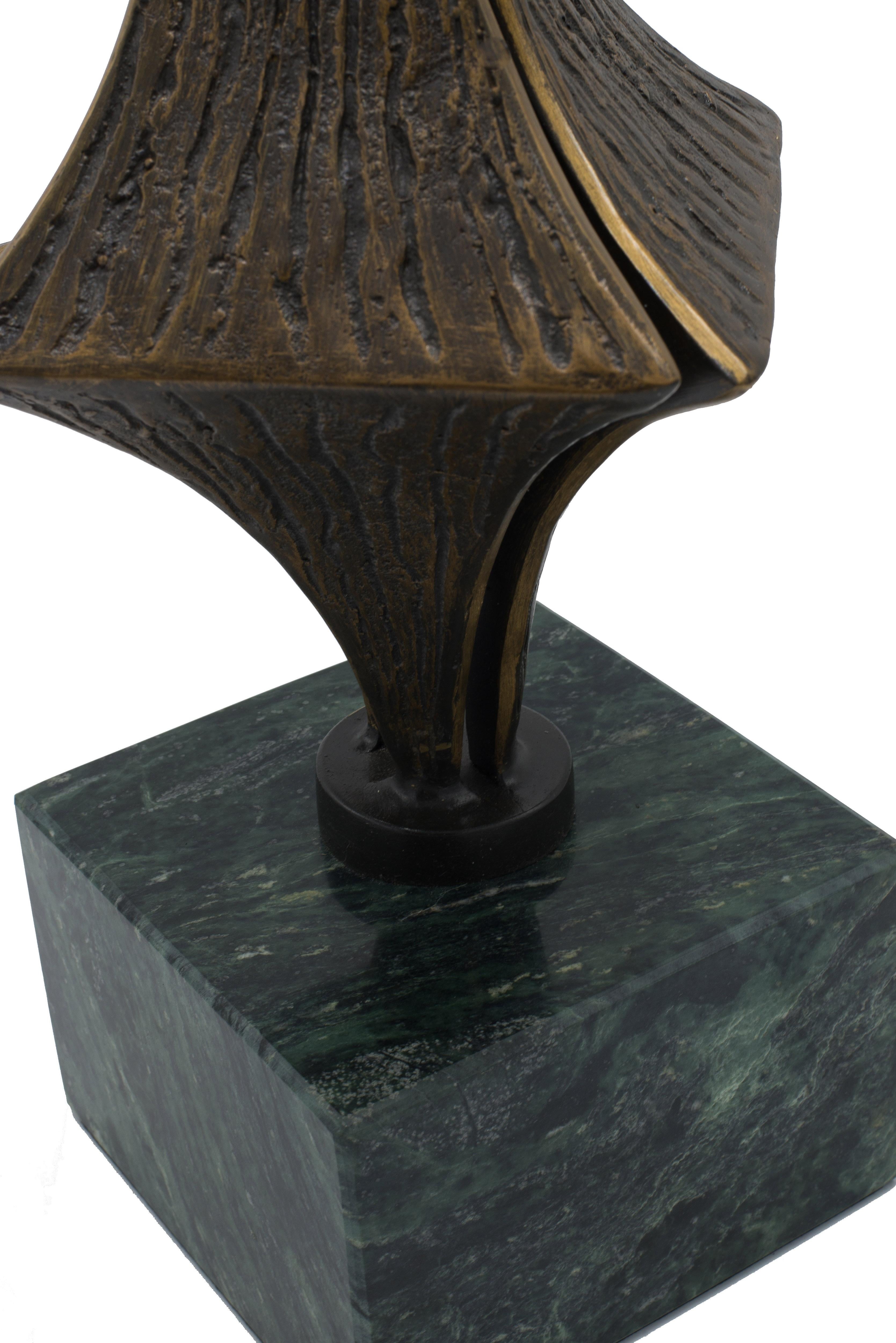 Fatto a mano Scultura astratta contemporanea in metallo e marmo in vendita