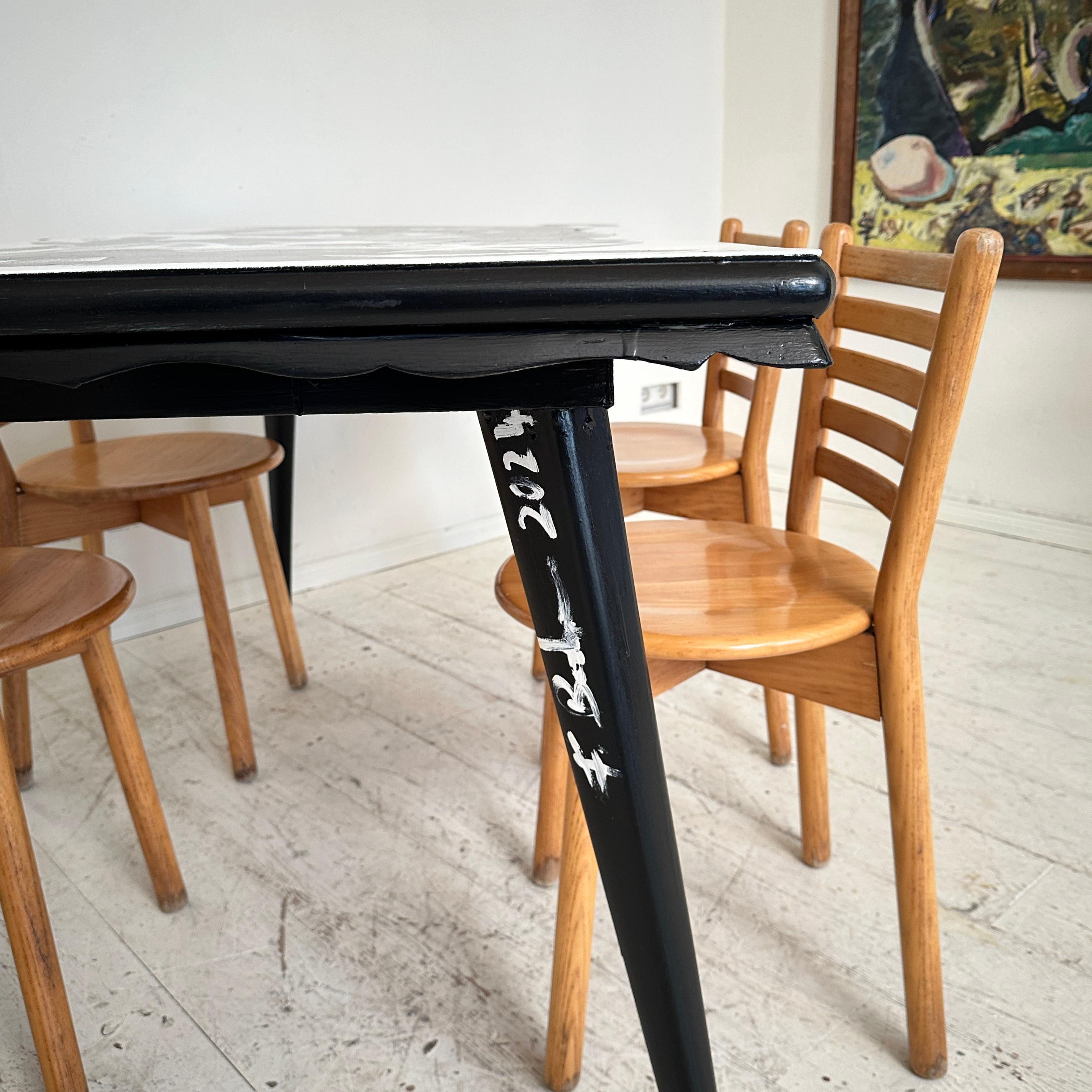 Contemporary Abstract Painted Dining Table in Schwarz und Weiß, Untergestell aus den 1950er Jahren im Angebot 4