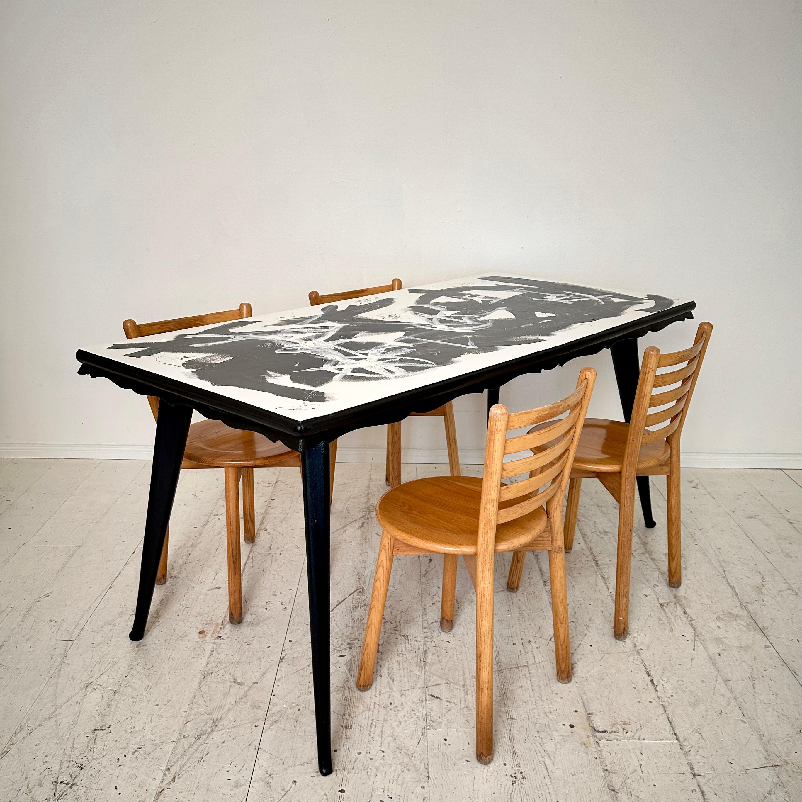 Contemporary Abstract Painted Dining Table in Schwarz und Weiß, Untergestell aus den 1950er Jahren (Moderne) im Angebot
