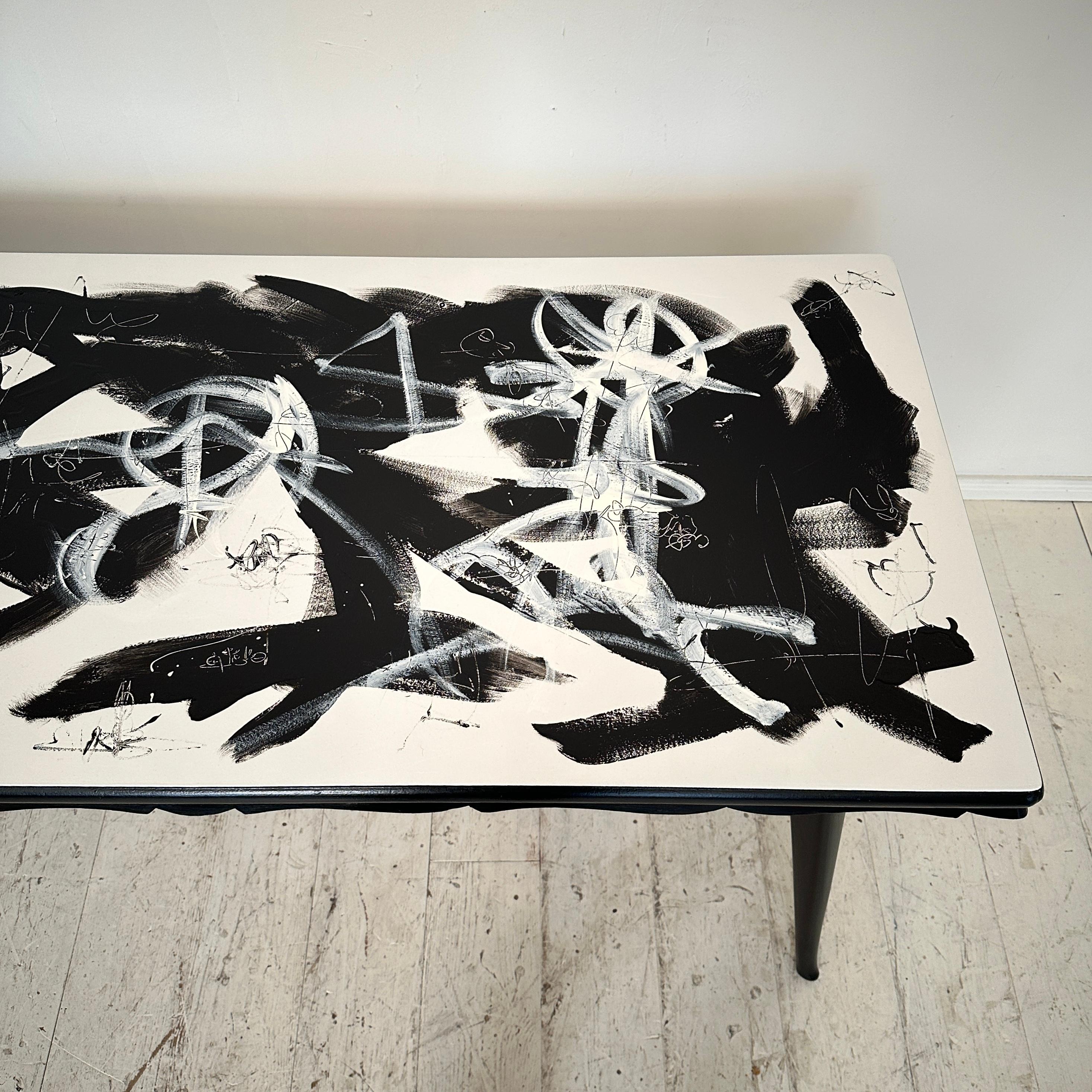 Contemporary Abstract Painted Dining Table in Schwarz und Weiß, Untergestell aus den 1950er Jahren im Zustand „Neu“ im Angebot in Berlin, DE