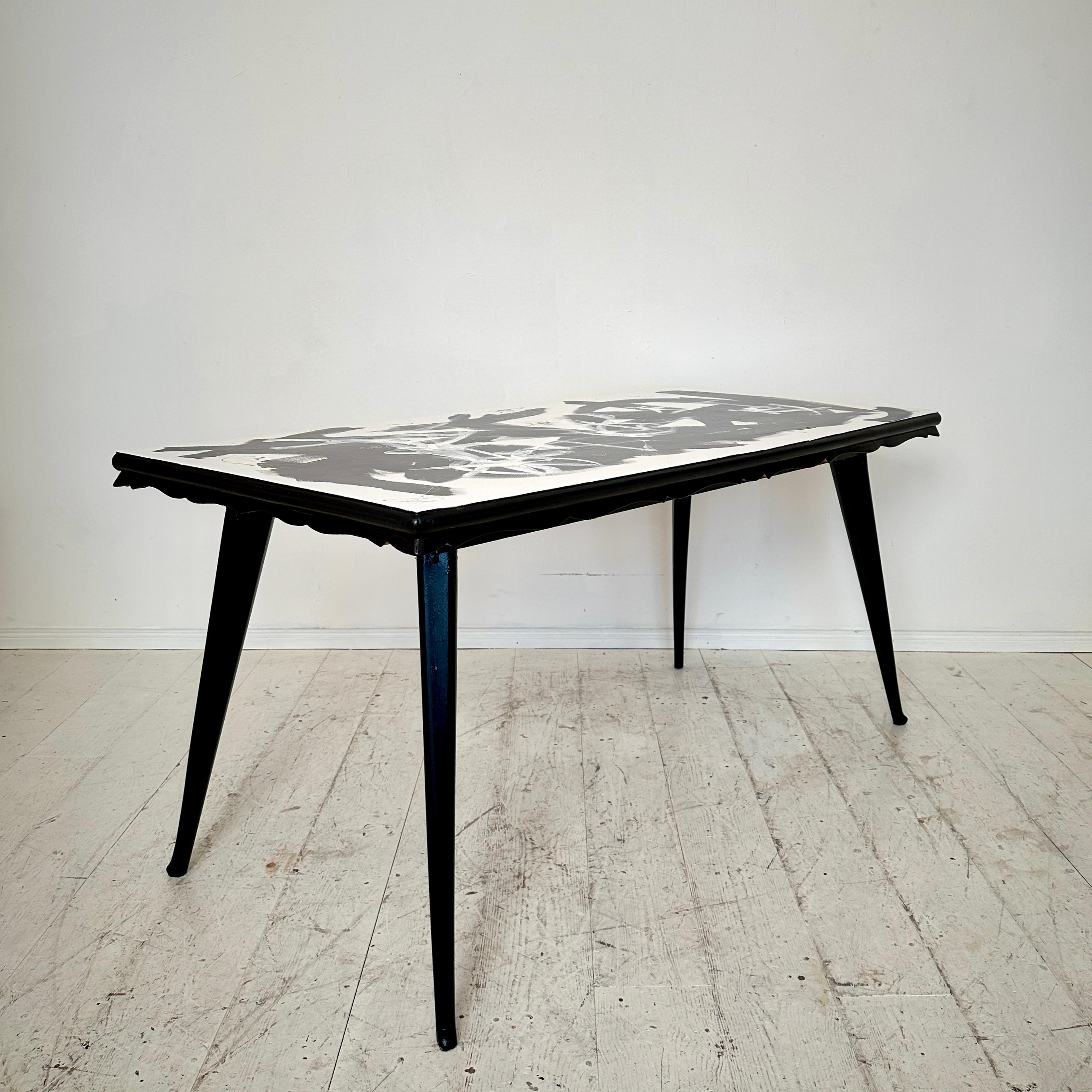 Contemporary Abstract Painted Dining Table in Schwarz und Weiß, Untergestell aus den 1950er Jahren (21. Jahrhundert und zeitgenössisch) im Angebot