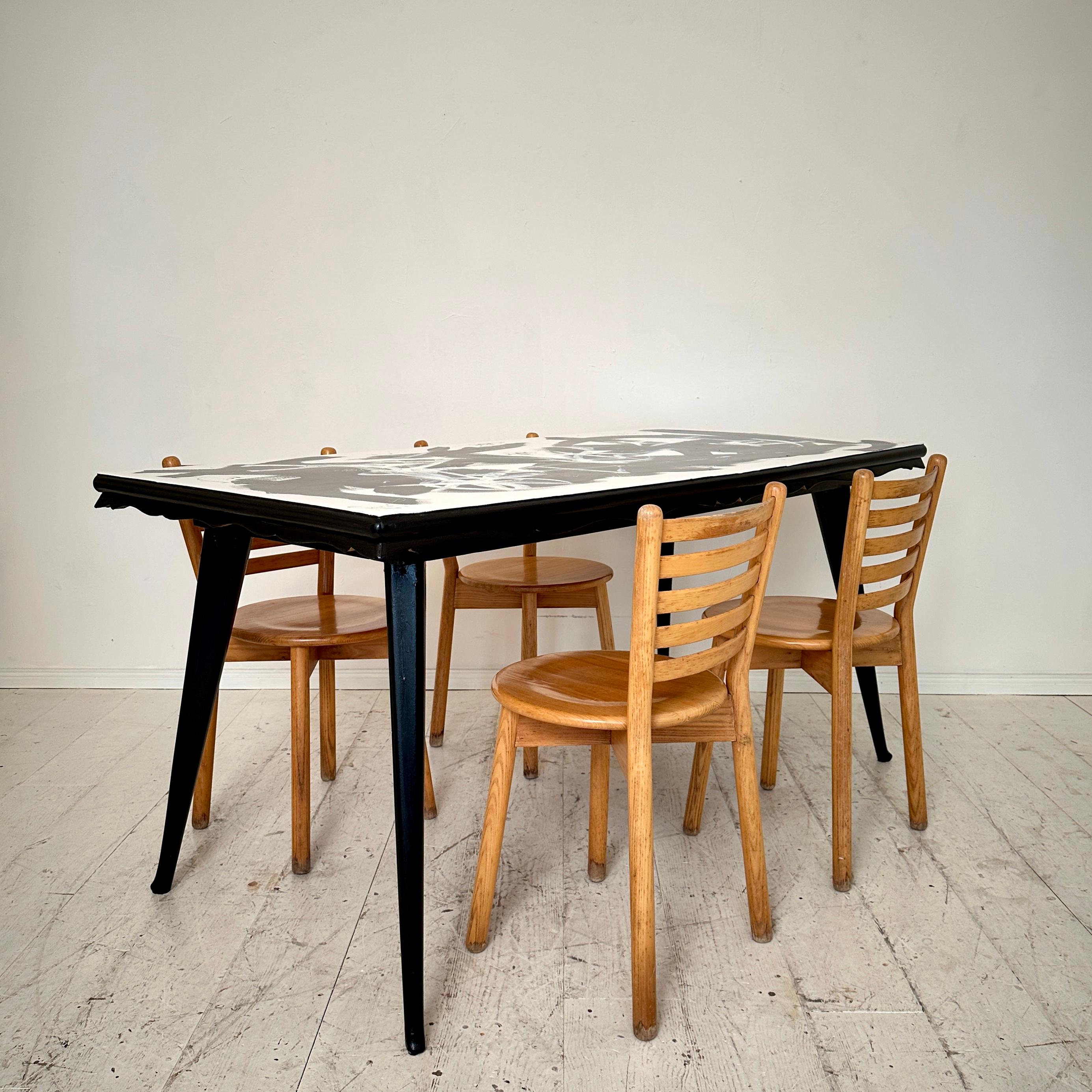 Contemporary Abstract Painted Dining Table in Schwarz und Weiß, Untergestell aus den 1950er Jahren (Buchenholz) im Angebot