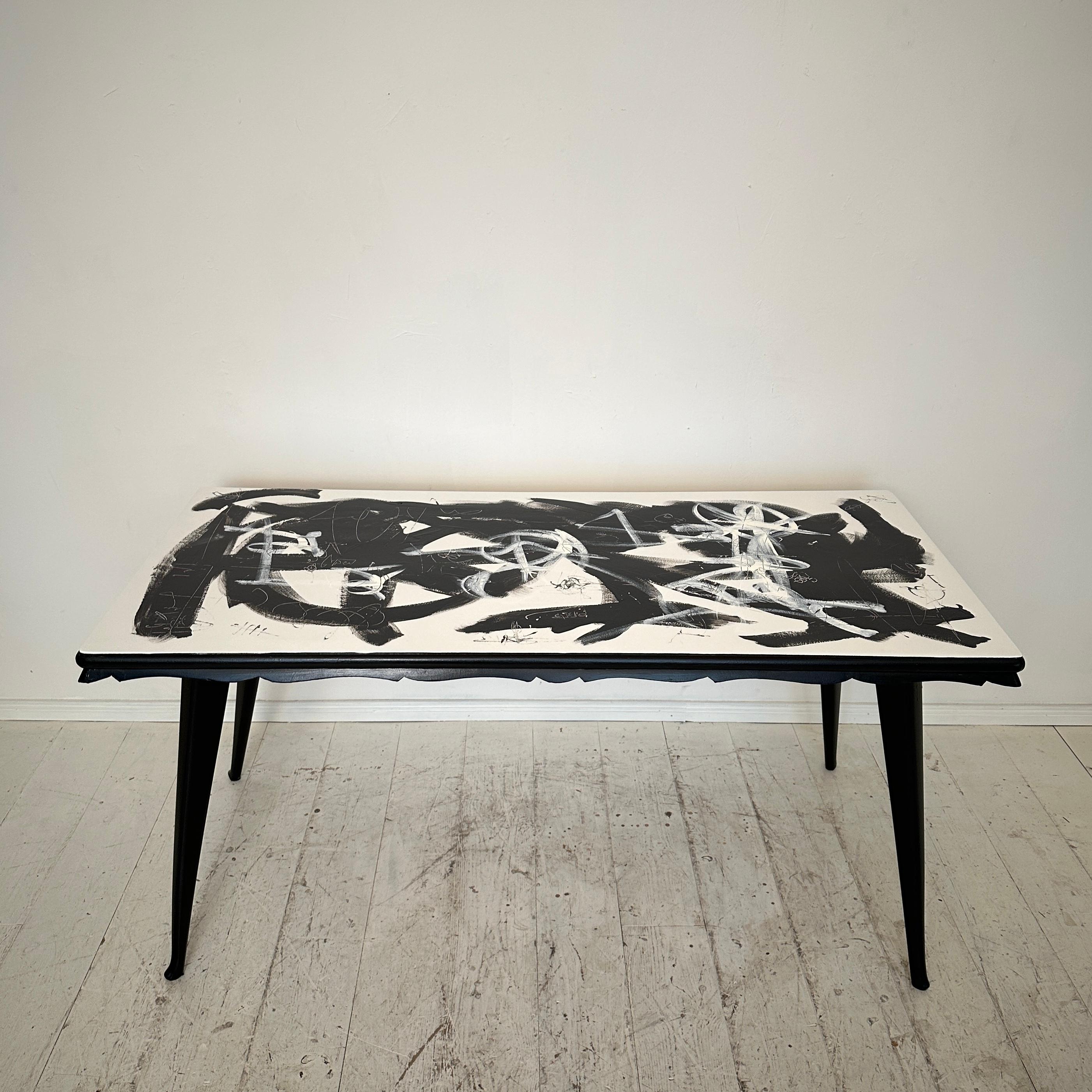 Contemporary Abstract Painted Dining Table in Schwarz und Weiß, Untergestell aus den 1950er Jahren im Angebot 1