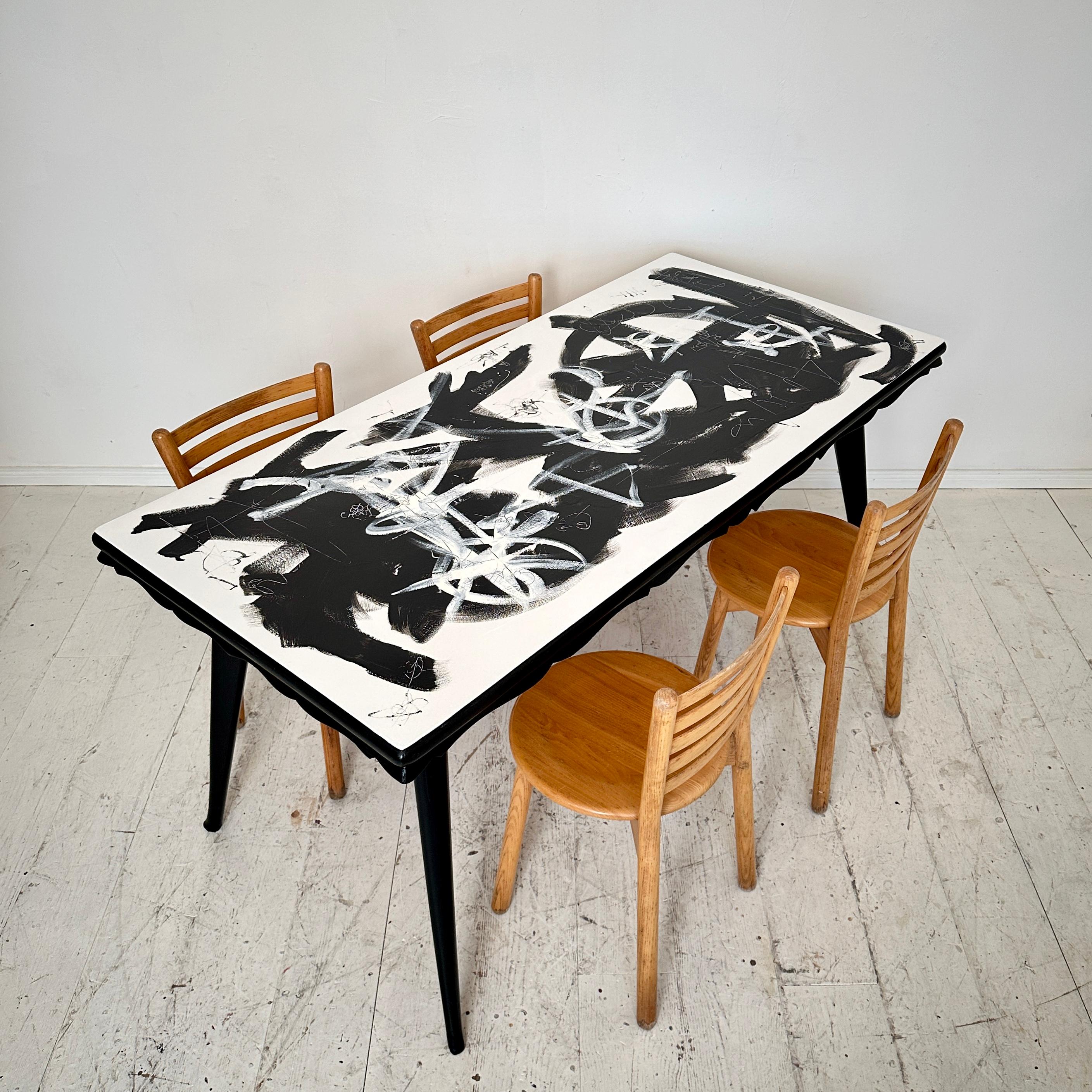 Contemporary Abstract Painted Dining Table in Schwarz und Weiß, Untergestell aus den 1950er Jahren im Angebot 2