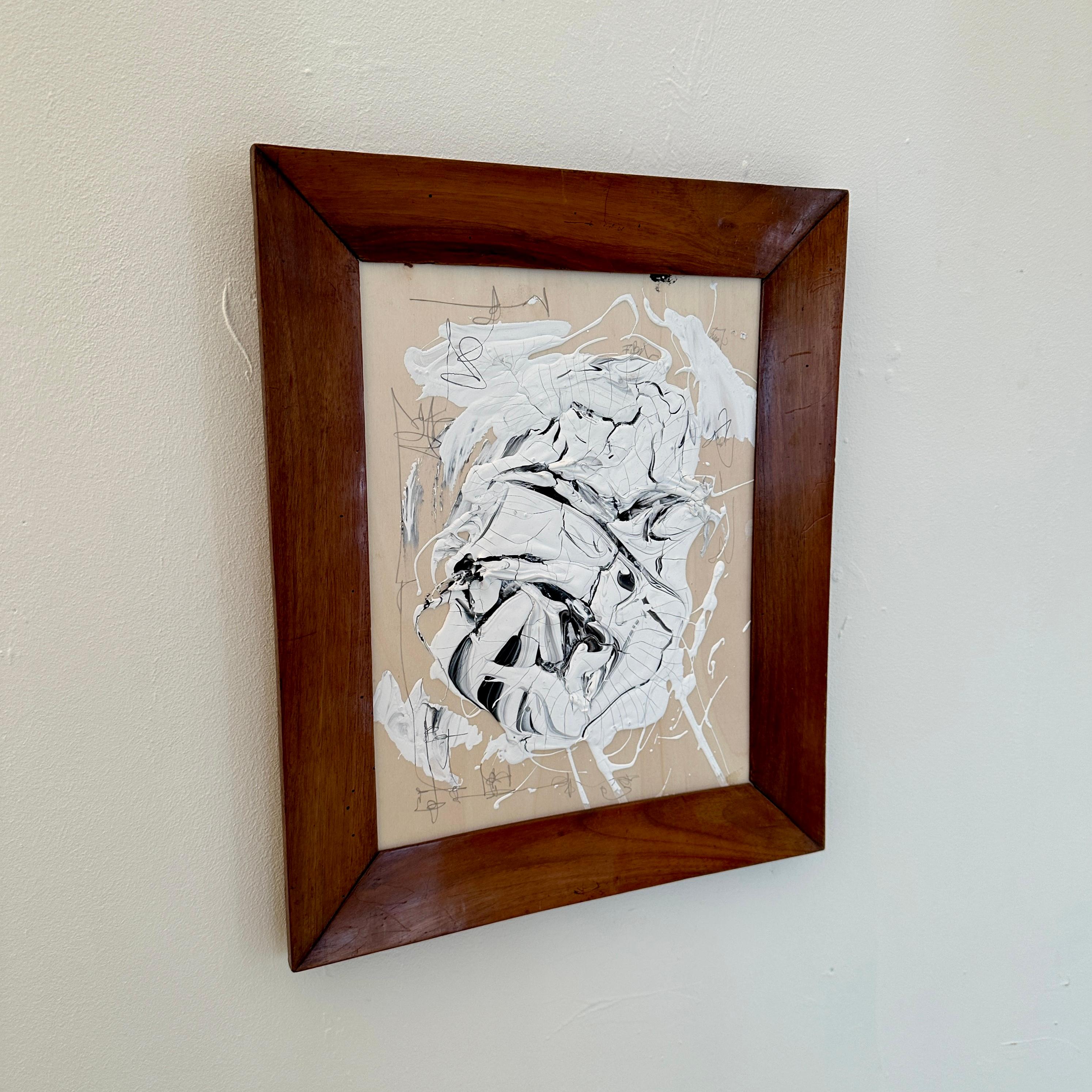 Questo bellissimo quadro astratto contemporaneo su tela in bianco e nero di Felix Bachmann è stato realizzato nel 2023. 
I pezzi sono dipinti su compensato con acrilico, matita e gesso. 
È incorniciato in una bellissima cornice Biedermeier del