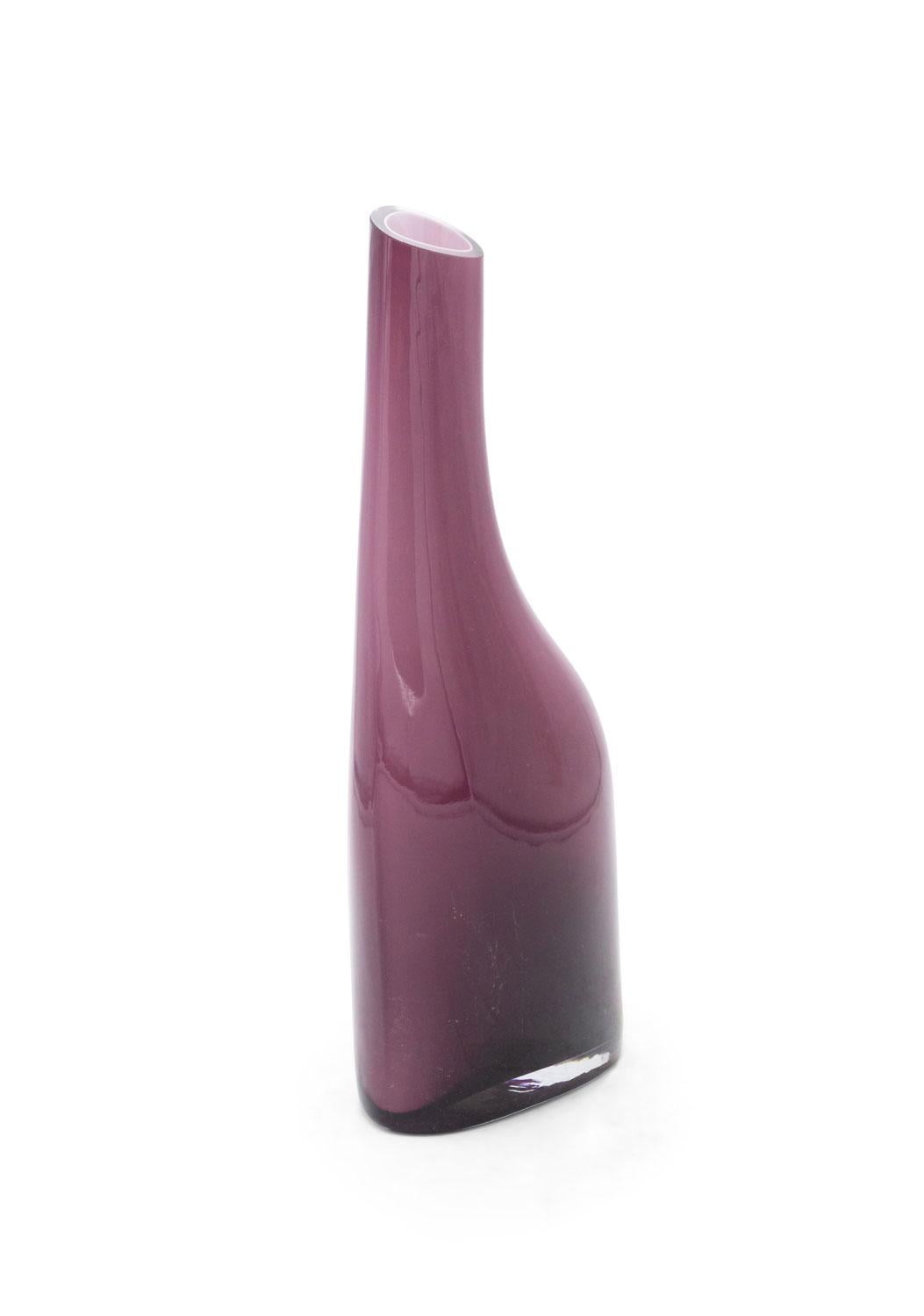 Vaso scandinavo danese di metà secolo in vetro viola con forma astratta, collo cilindrico e base ovale (att: Holmegaard)