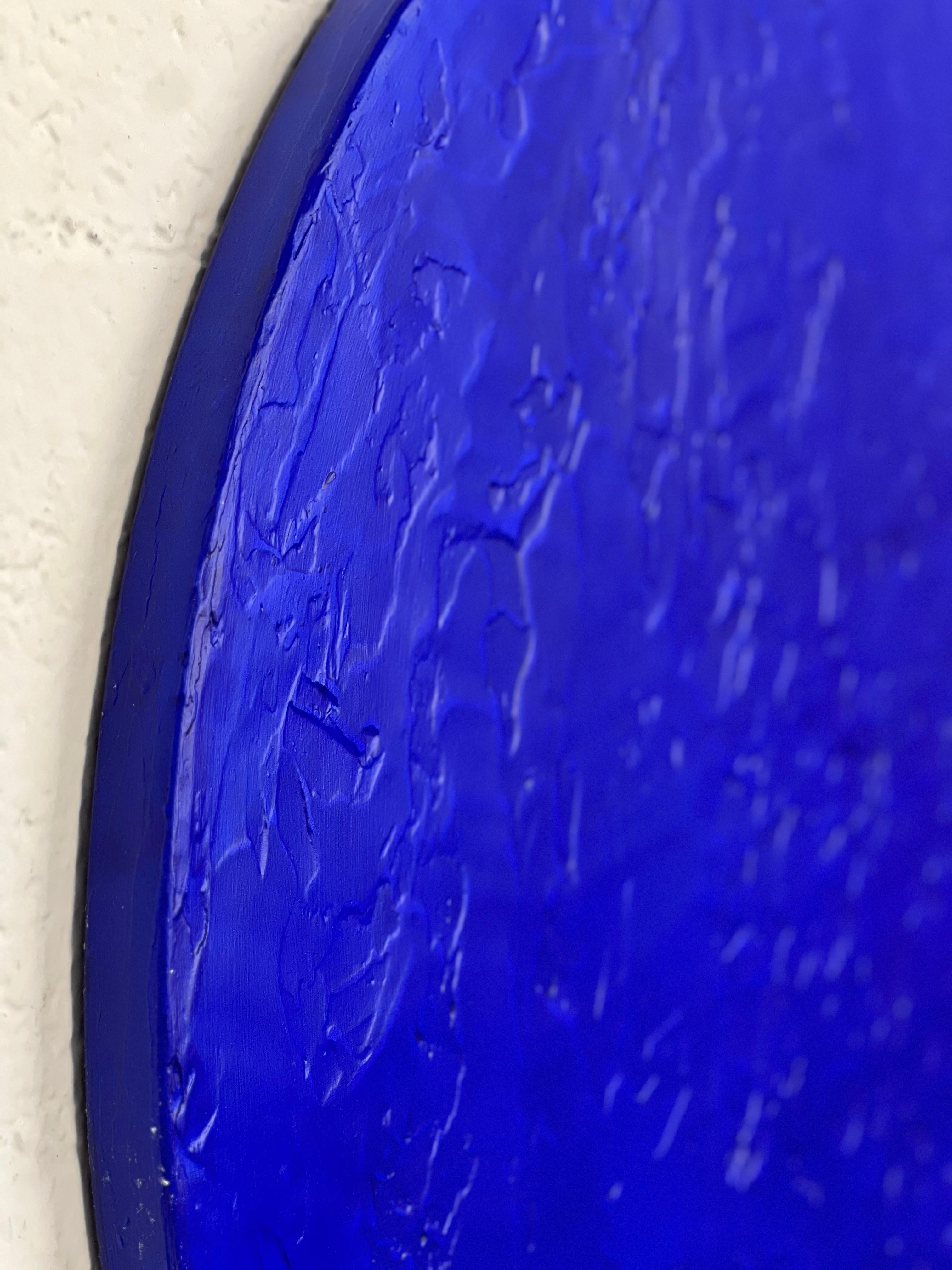 Opera d'arte rotonda di Nicolas Denino, acrilico, pigmento e platino su una base di Wood Wood, opera d'arte in 2 dimensioni con un colore blu intenso piuttosto raro da trovare in natura.
I flussi di energia sono al centro della ricerca di Nicolas