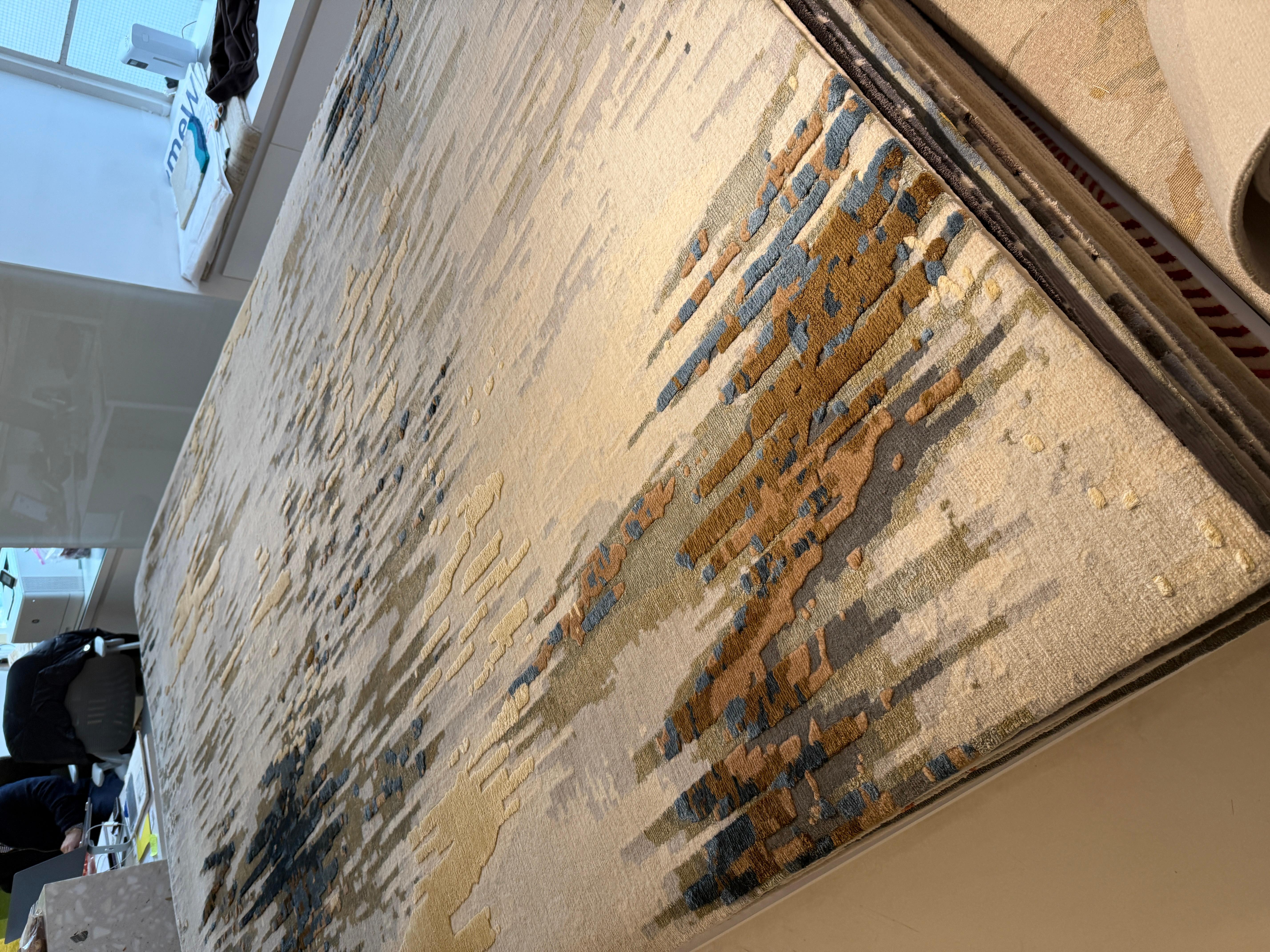 Annodato a mano Tappeto astratto contemporaneo in blu, marrone e grigio, realizzato a mano in seta e lana 