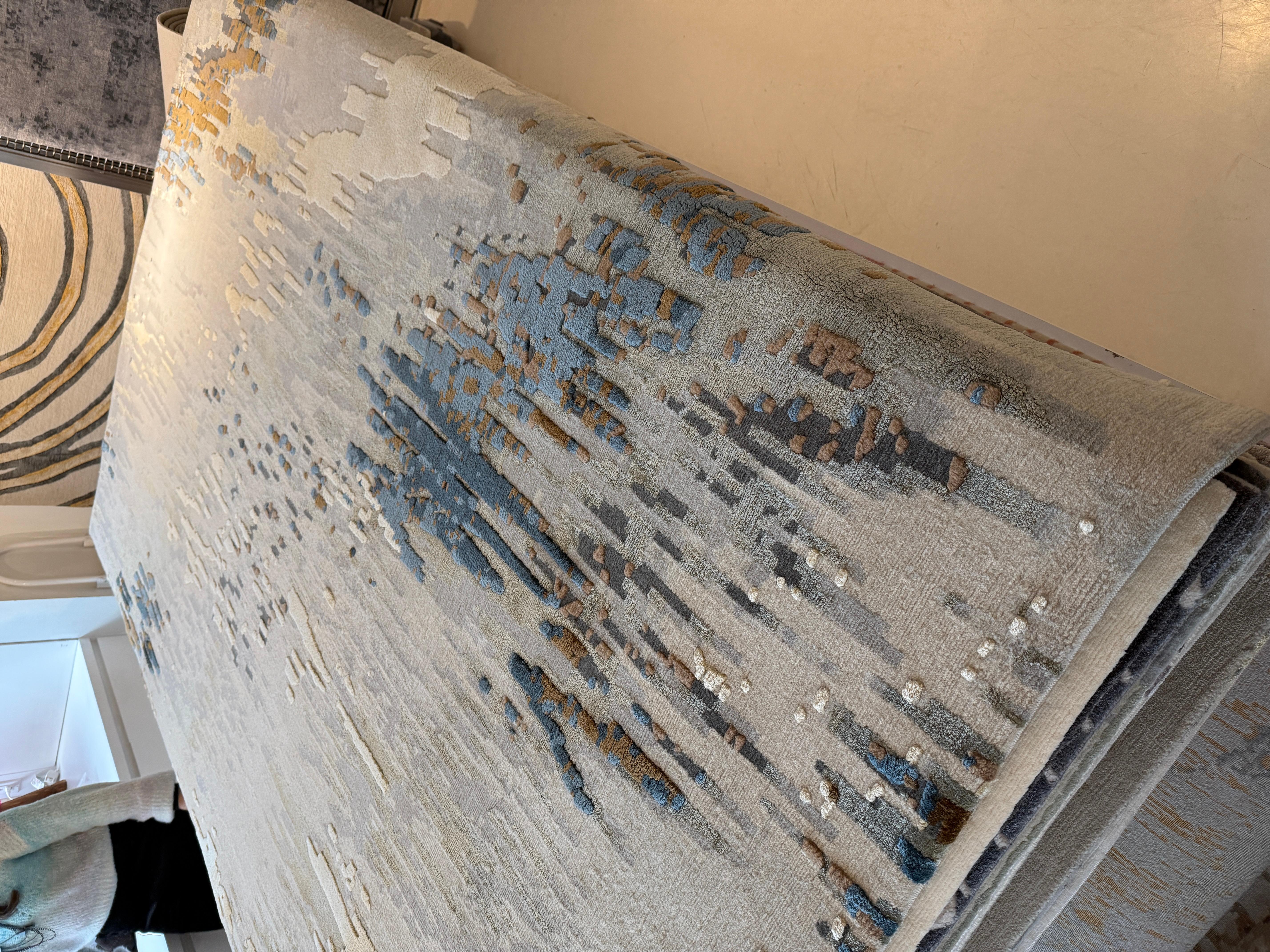 Tappeto astratto contemporaneo in blu, marrone e grigio, realizzato a mano in seta e lana 