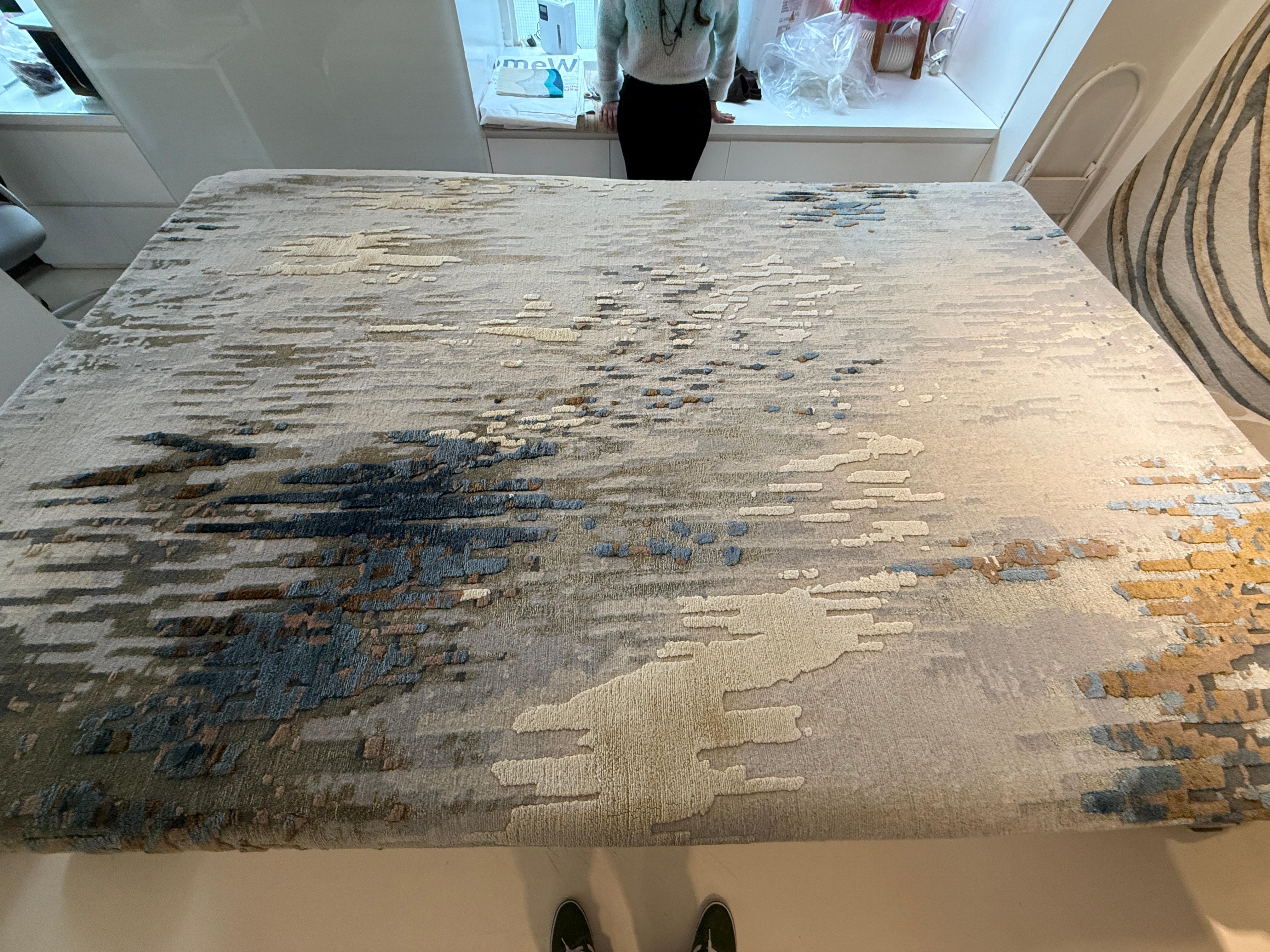 XXI secolo e contemporaneo Tappeto astratto contemporaneo in blu, marrone e grigio, realizzato a mano in seta e lana 