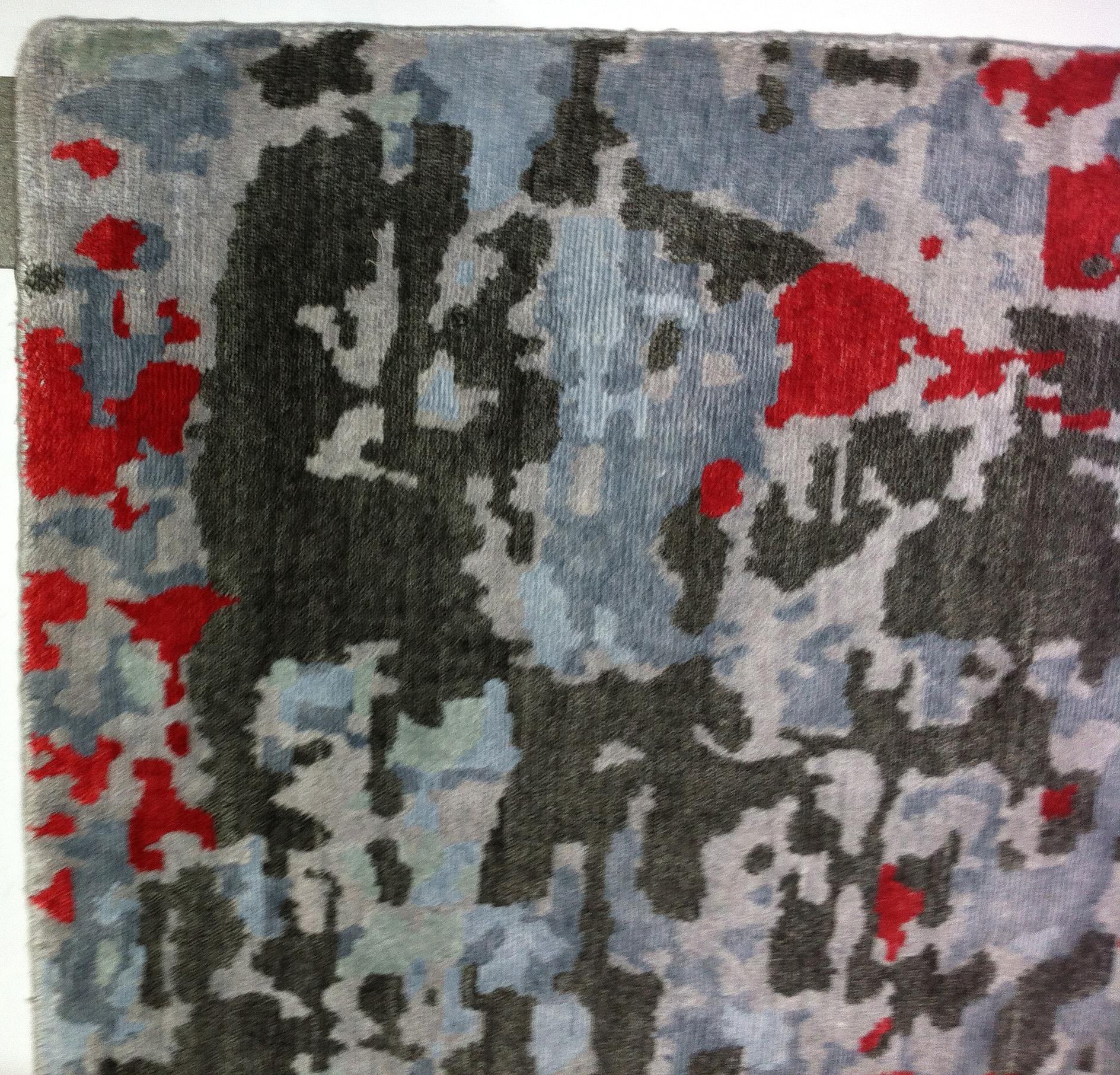 Zeitgenössischer abstrakter Teppich in Silber:: Holzkohle und Rot (Handgeknüpft) im Angebot