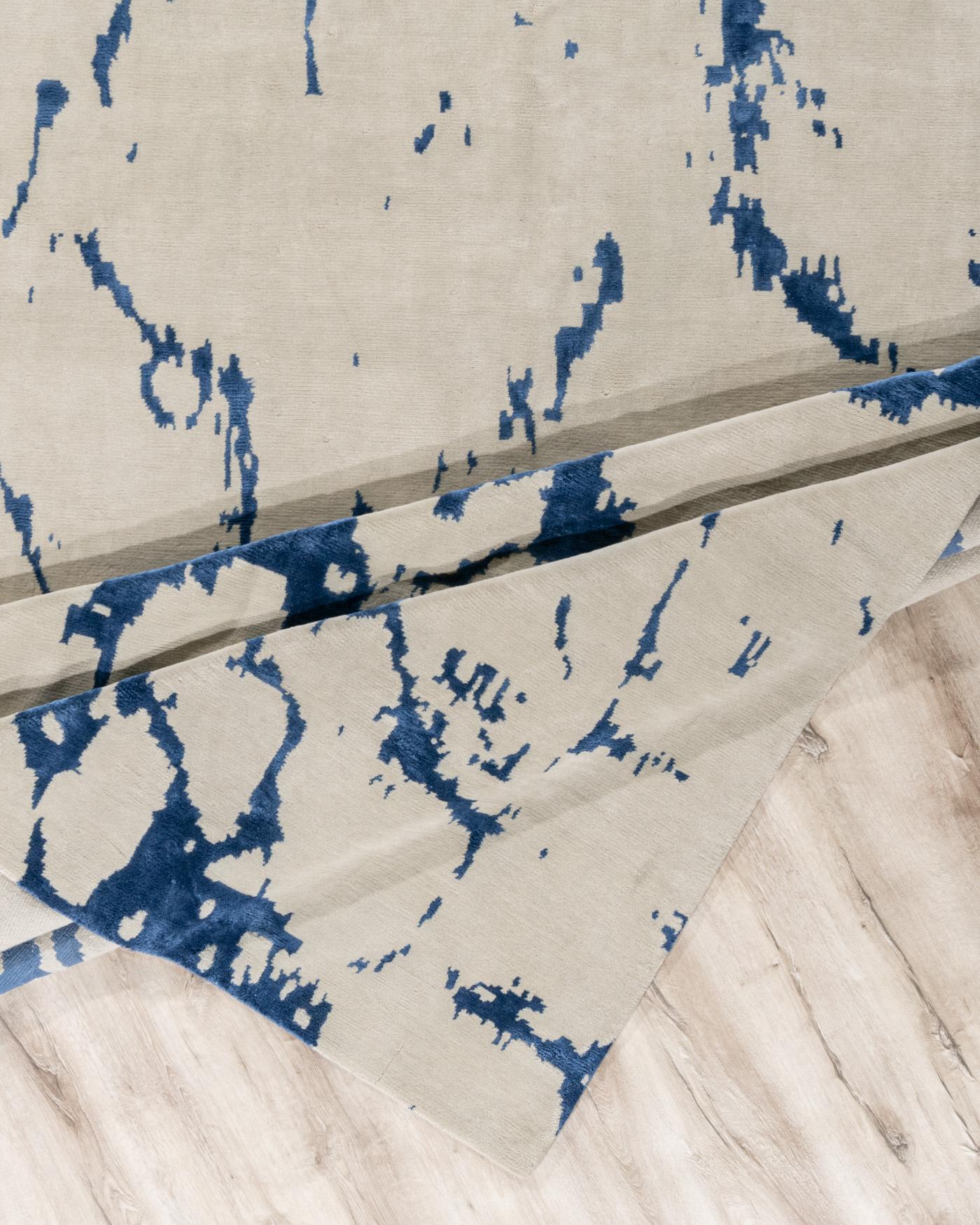 Alfombra Abstracta Contemporánea Lana y Seda 8' x 16'3. Se trata de una alfombra contemporánea anudada a mano totalmente nueva, hecha de lana y seda, con un brillo sedoso que crea un efecto sorpresa en cualquier habitación en la que se coloque. En