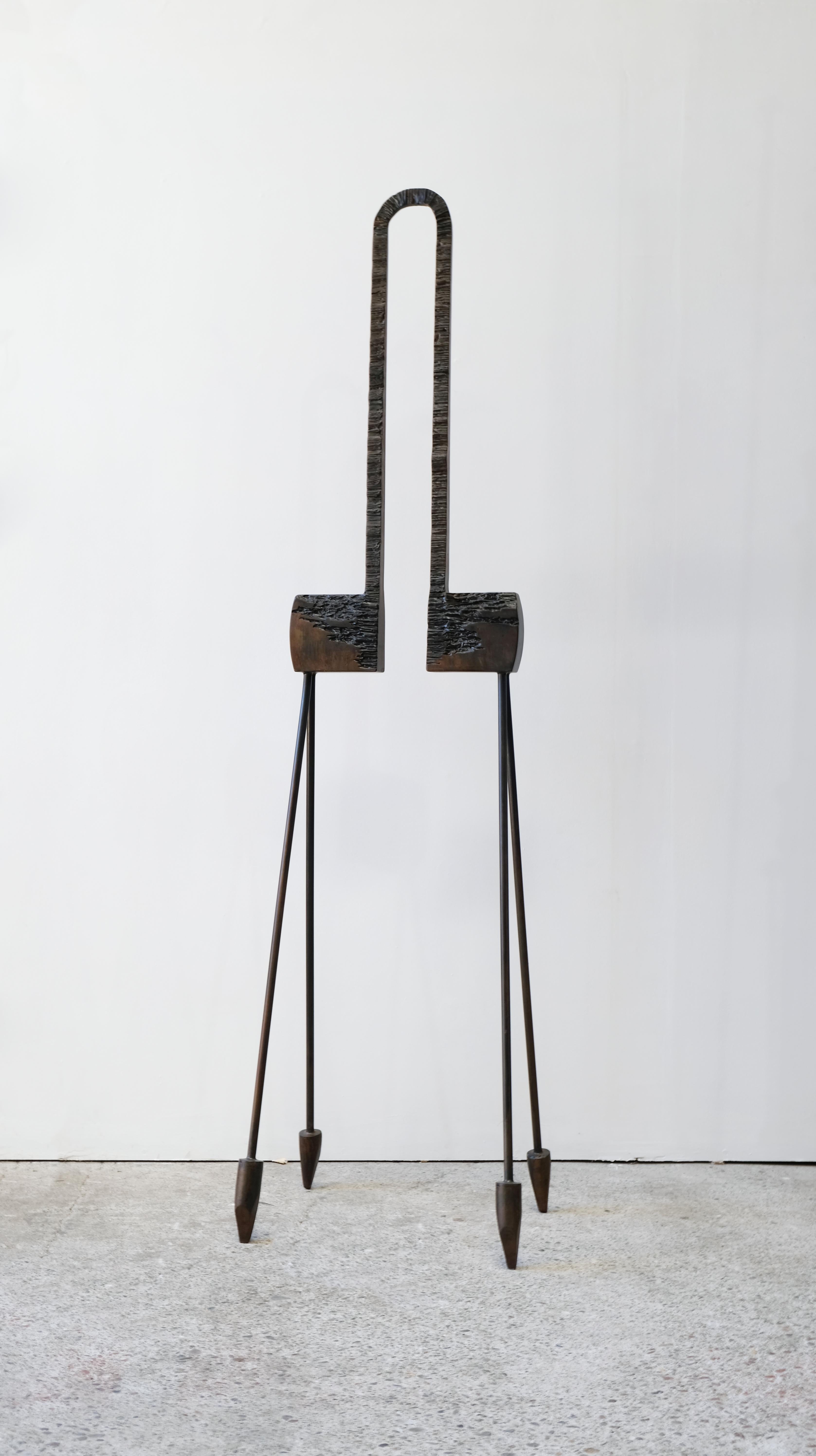 Questa scultura indipendente in acciaio fa parte della serie Easel di Charles Splady, un corpo di opere che reinterpreta le prospettive delle belle arti attraverso materiali industriali e forme scultoree. Realizzato a mano in acciaio con una patina