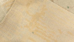 Chemin de table contemporain en soie unie grise, style abstrait : « Ethereal Terrain »