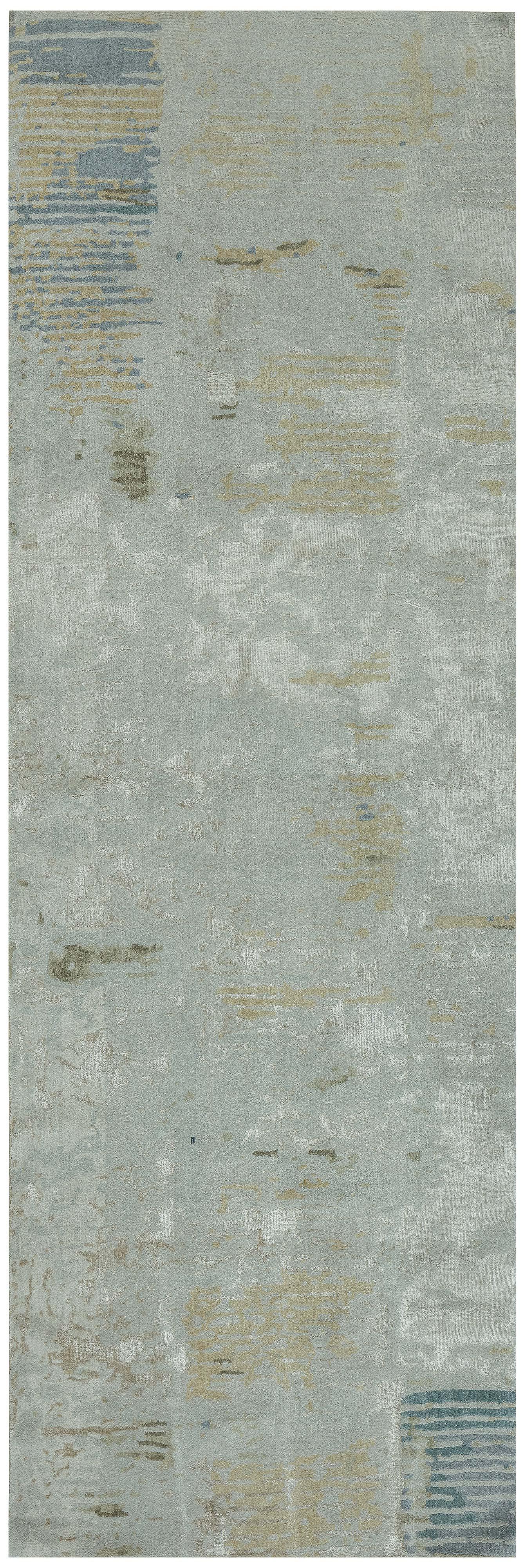 Chemin de table contemporain en soie unie grise, style abstrait : « Ethereal Terrain »