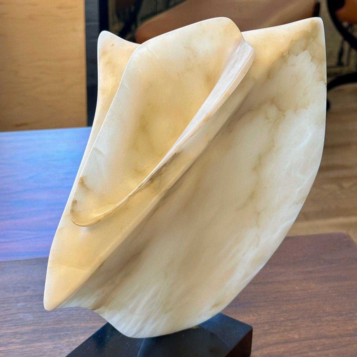 Fin du 20e siècle Sculpture abstraite contemporaine en pierre / marbre sur socle, forme organique, années 1990 en vente