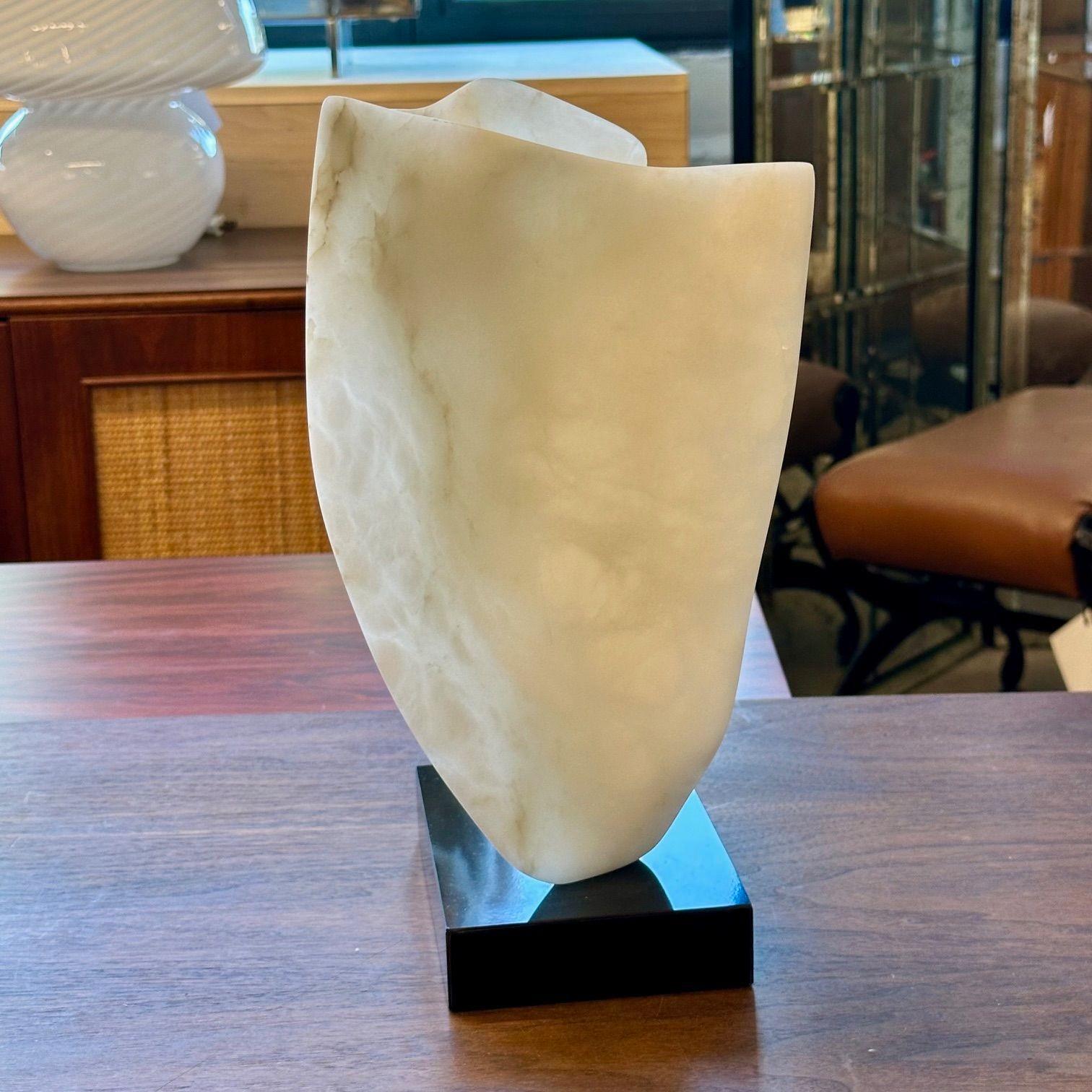 Pierre Sculpture abstraite contemporaine en pierre / marbre sur socle, forme organique, années 1990 en vente
