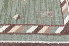 Moderner, abstrakter, klassischer Tribal-Teppich in Taupe „Ebb“ von Doris Leslie Blau