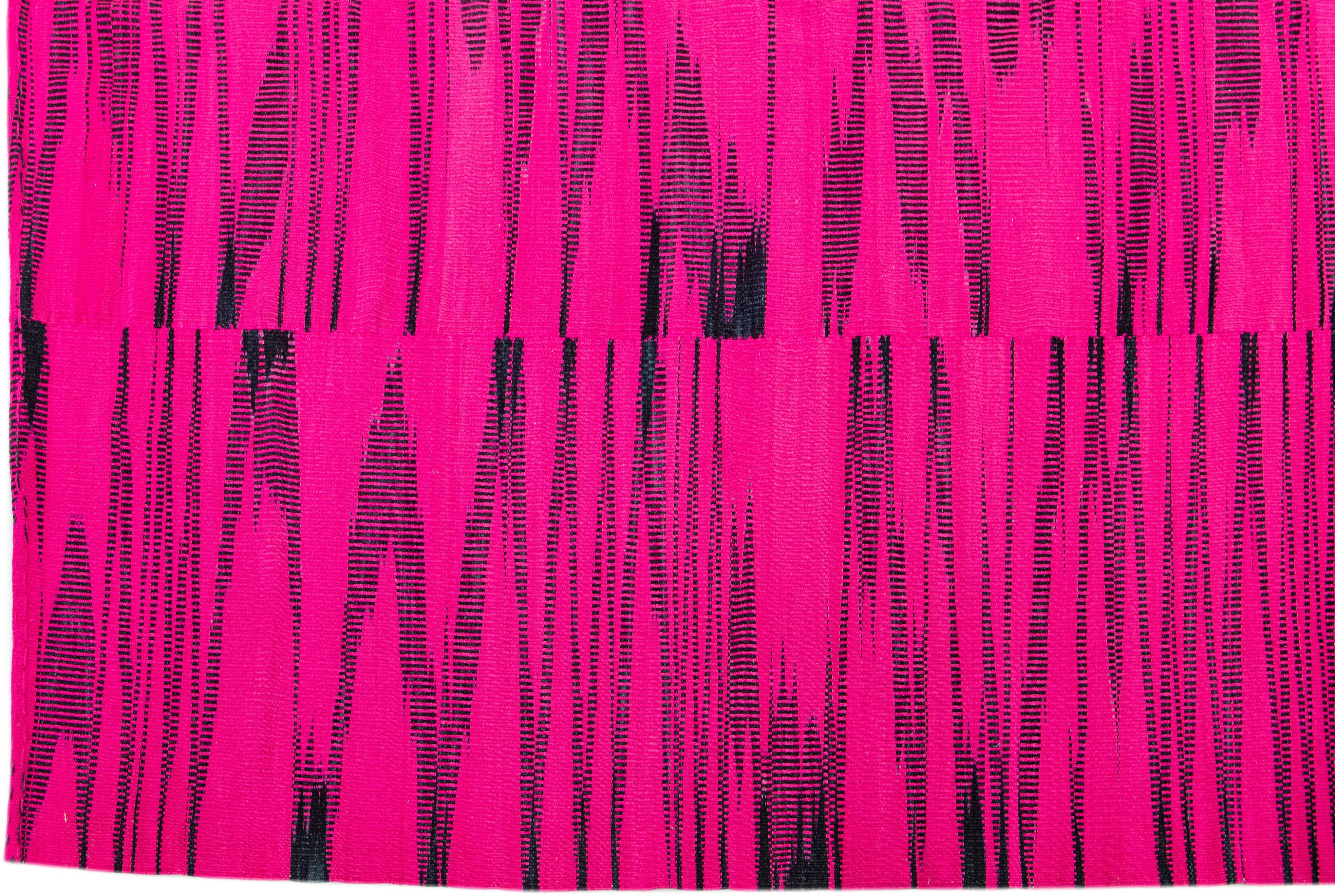 Zeitgenössischer abstrakter türkischer Kelim-Wollteppich in Rosa und Schwarz im Zustand „Neu“ im Angebot in Norwalk, CT
