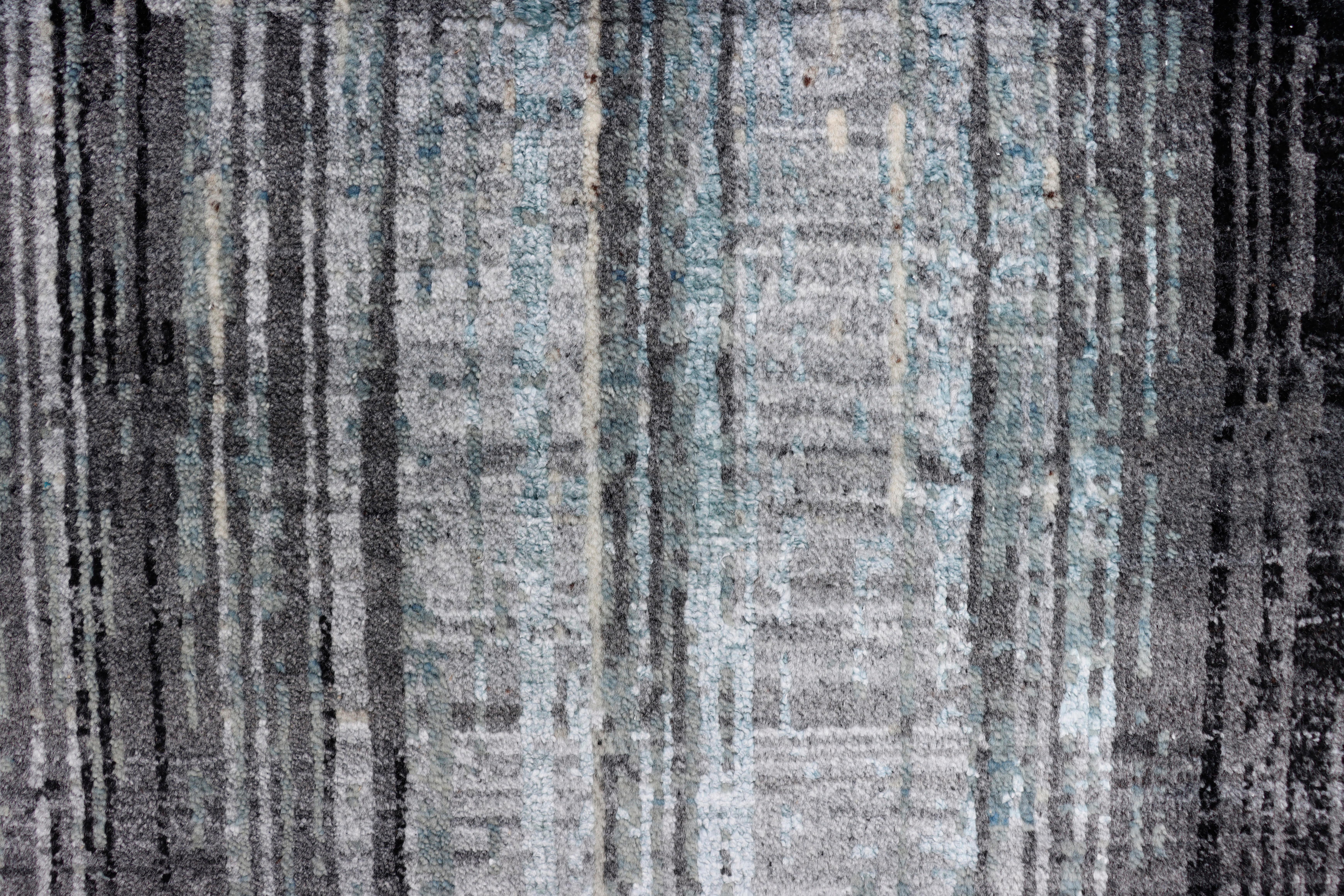 Zeitgenössischer handgeknüpfter Teppich aus Wolle mit abstrakten Aquarellfarben in Beige und Blau (Handgeknüpft) im Angebot