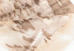 Tapis de table contemporain en soie taupe, style « Stucco », effet plâtre patiné et abstrait
