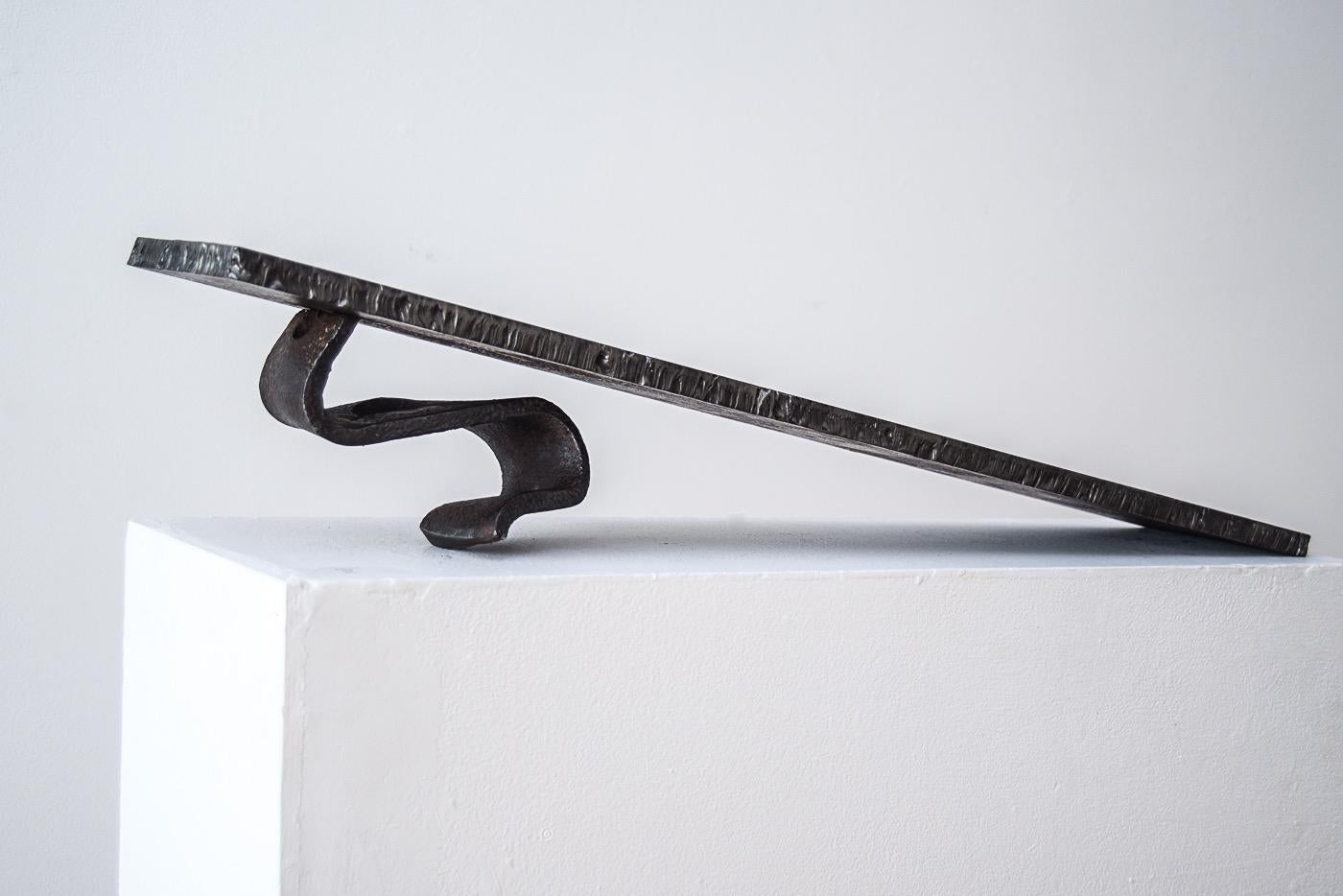 Zeitgenössische abstrakte Skulptur aus geschweißtem Stahl von Scott Gordon (Ramp, 2014) (amerikanisch) im Angebot