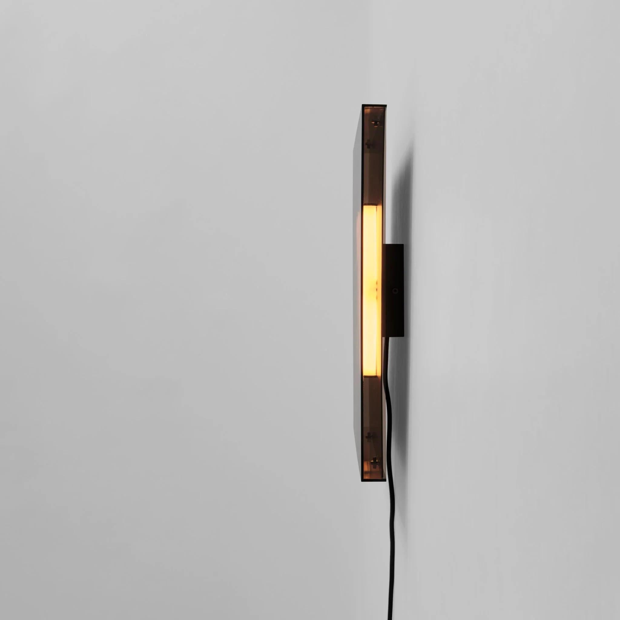 Moderne Lampe murale contemporaine en acrylique et métal. en vente