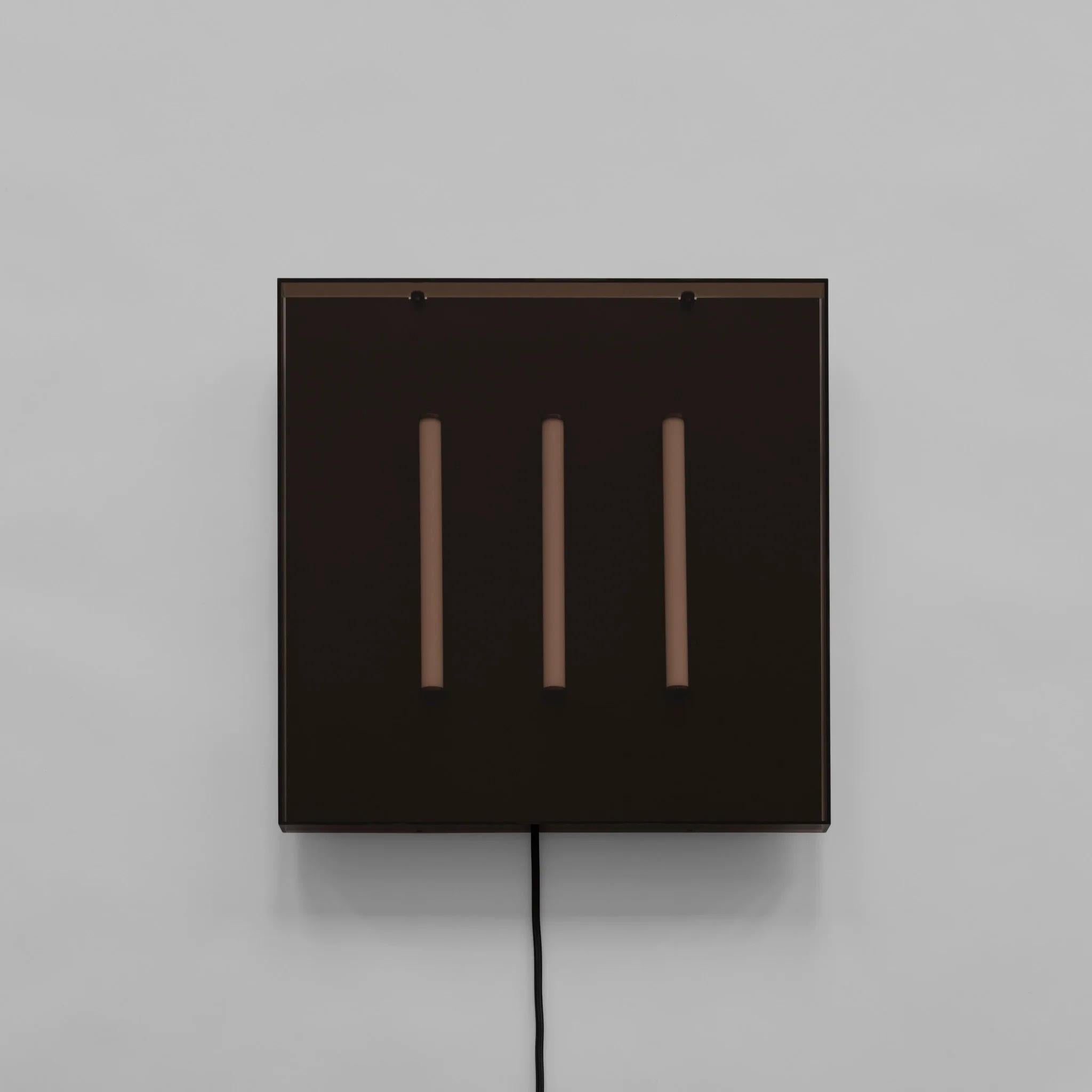 Français Lampe murale contemporaine en acrylique et métal. en vente